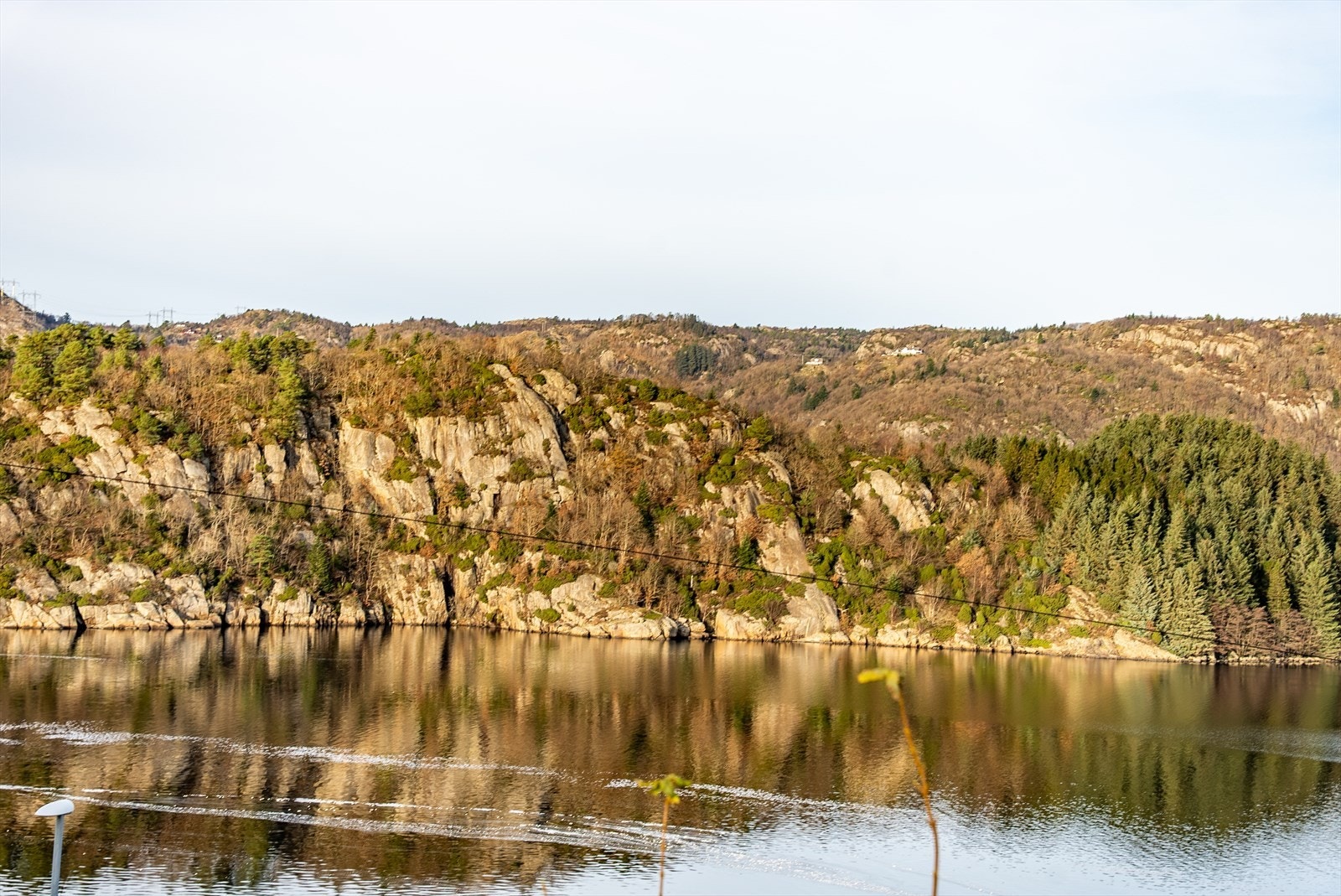 Fra tomta er det flott utsikt mot fjorden og fjellene på andre siden. Galleribilde