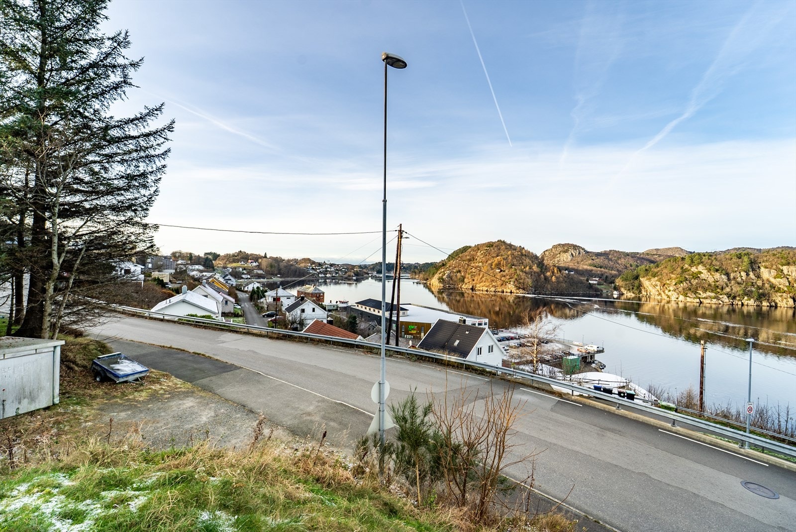 Avkjørsel til tomta vil bli fra Sundeveien. Galleribilde