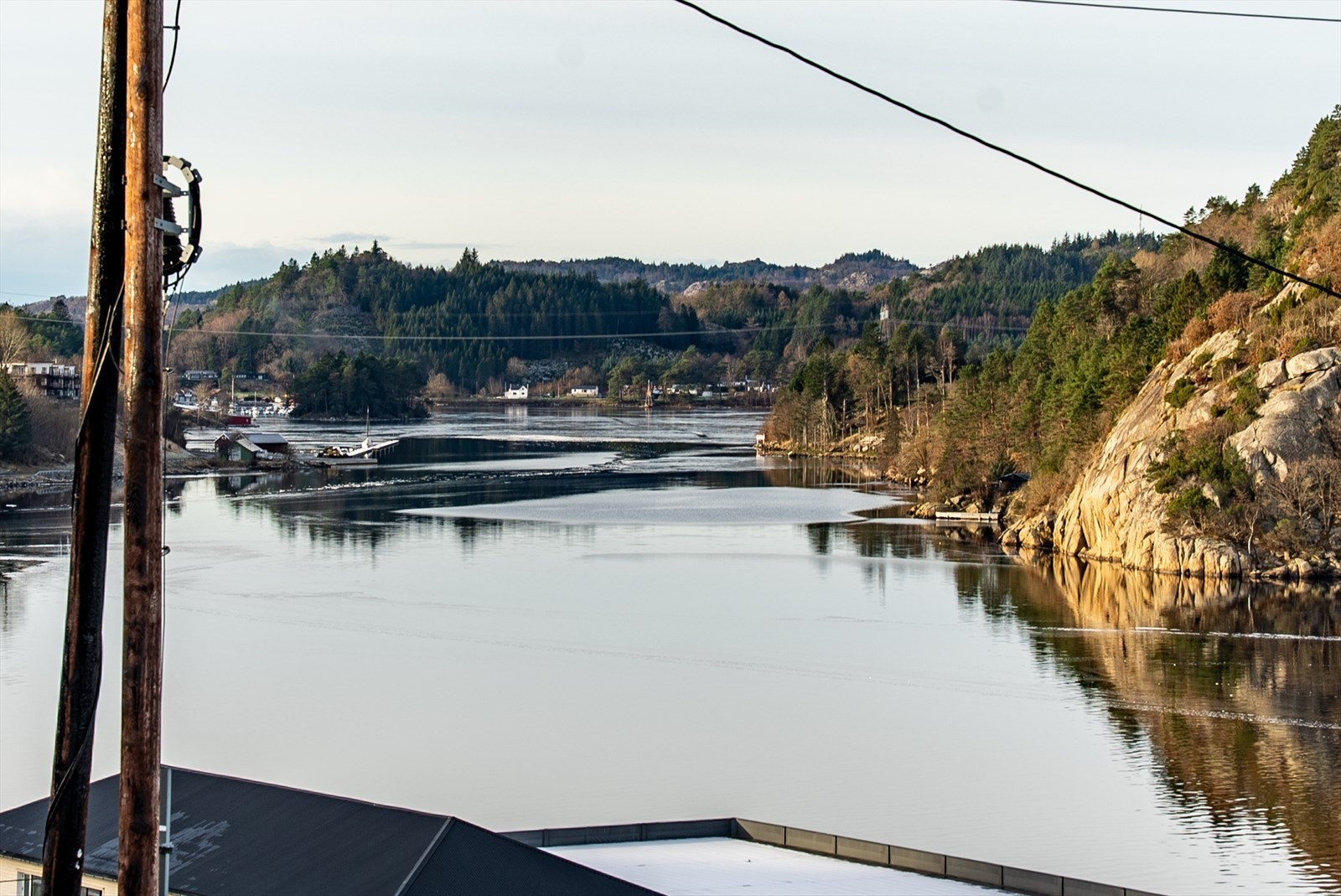 Fra tomta har man utsikt mot Kjørrefjord, hvor mange flotte solnedganger kan beskues. Galleribilde