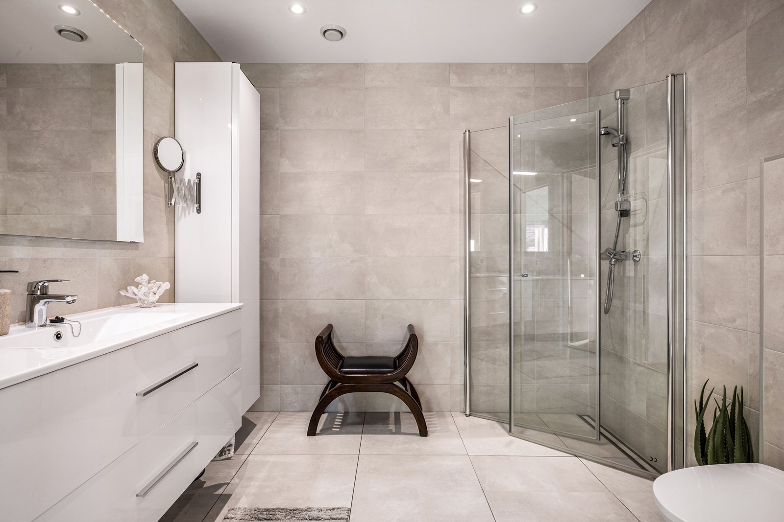 Leilighetens bad er lekkert og er på ca. 6 m². Galleribilde