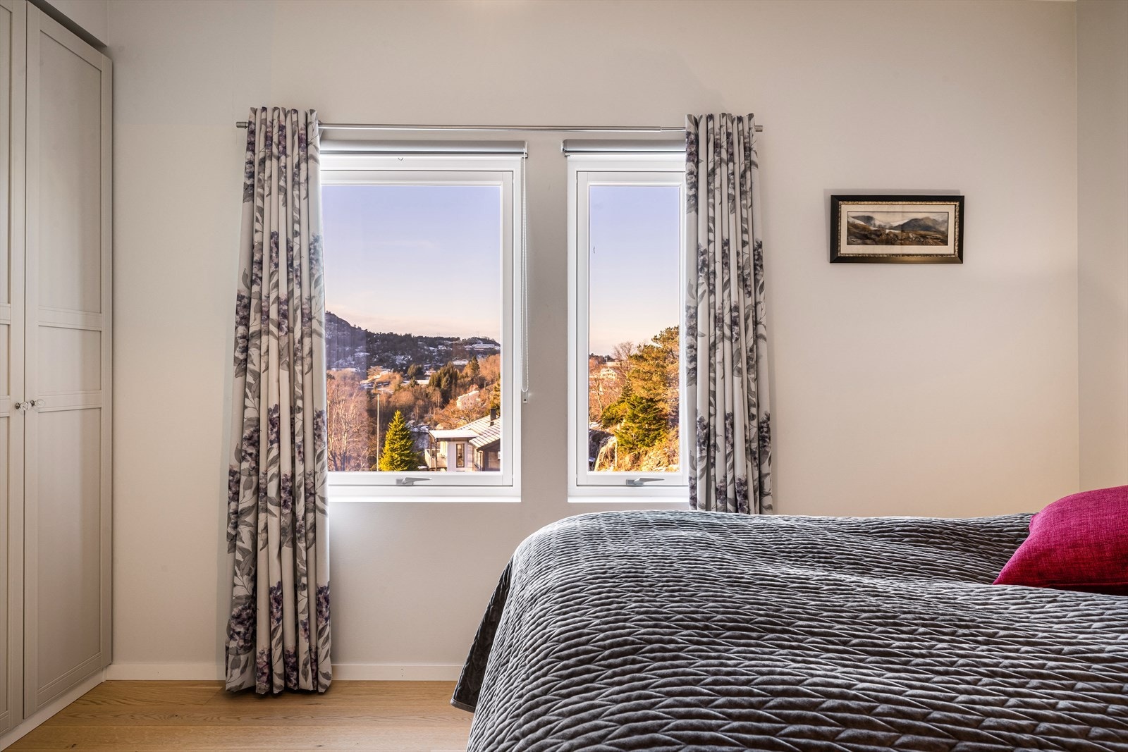 Store vindusflater gir godt lysinnslipp. Galleribilde