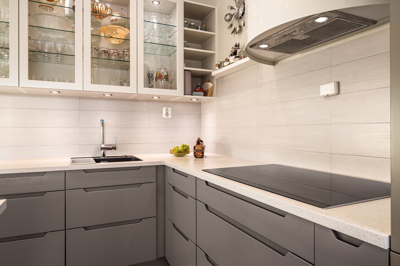 Kjøkkenet har Røros kjøkkenventilator med avtrekk ut og downlights under overskapene som gir god arbeidsbelysning. Galleribilde