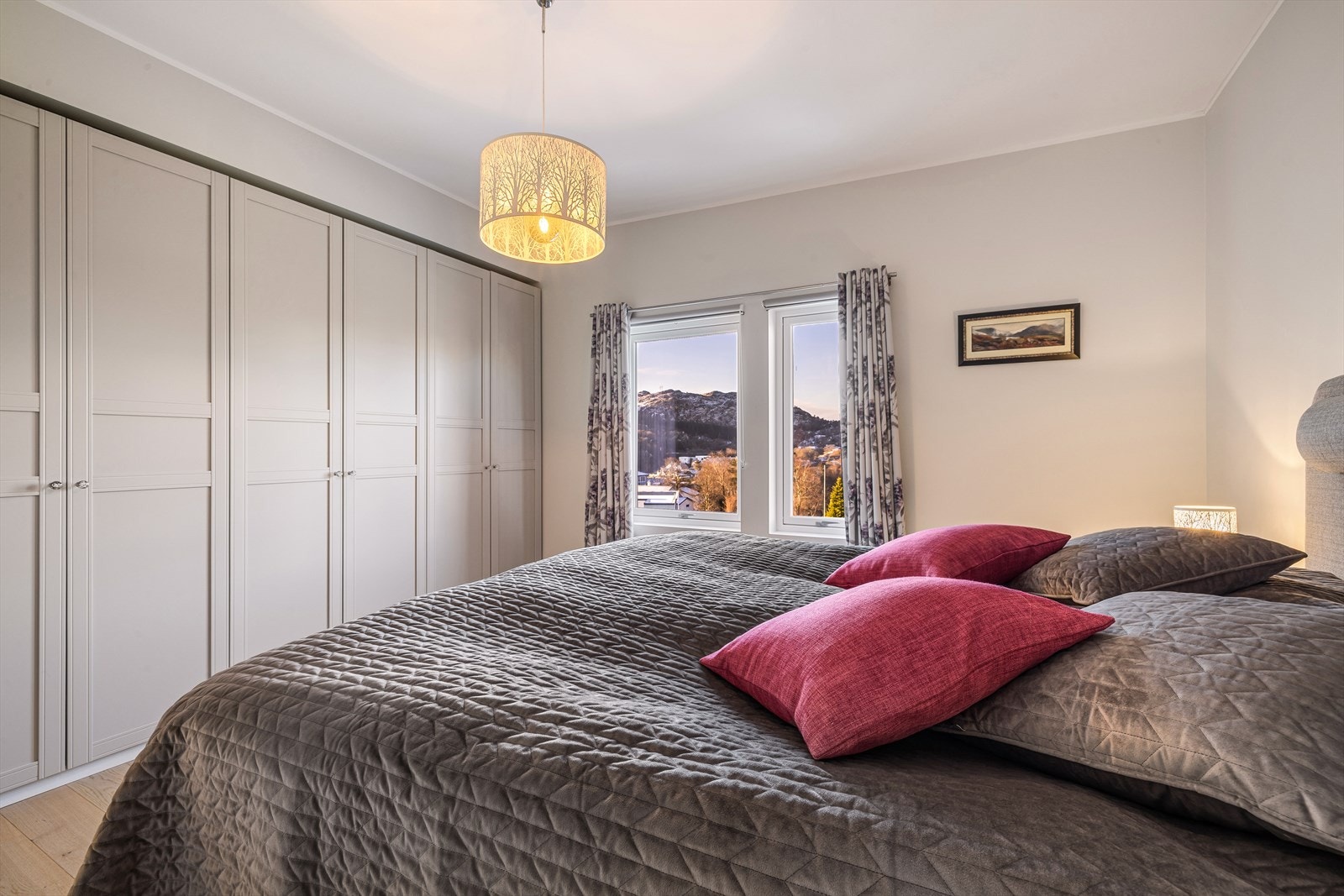 Med god plass til stor garderobeløsning og seng Galleribilde