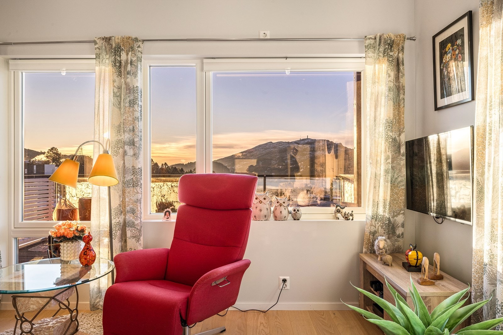 Fra sofakroken har man flott panoramautsikt mot fjord og fjell. Galleribilde