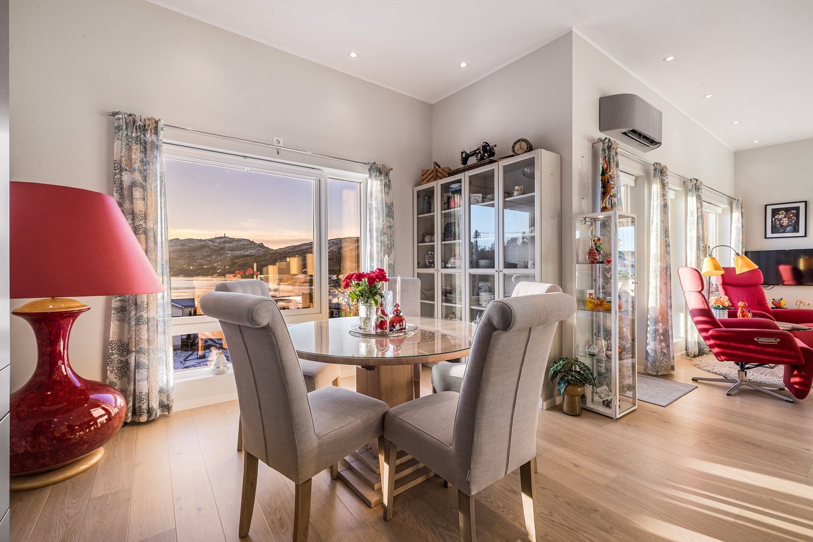 Spiseplassen er plassert ved store vindusflater og har nydelig utsikt mot fjord og fjell. Galleribilde