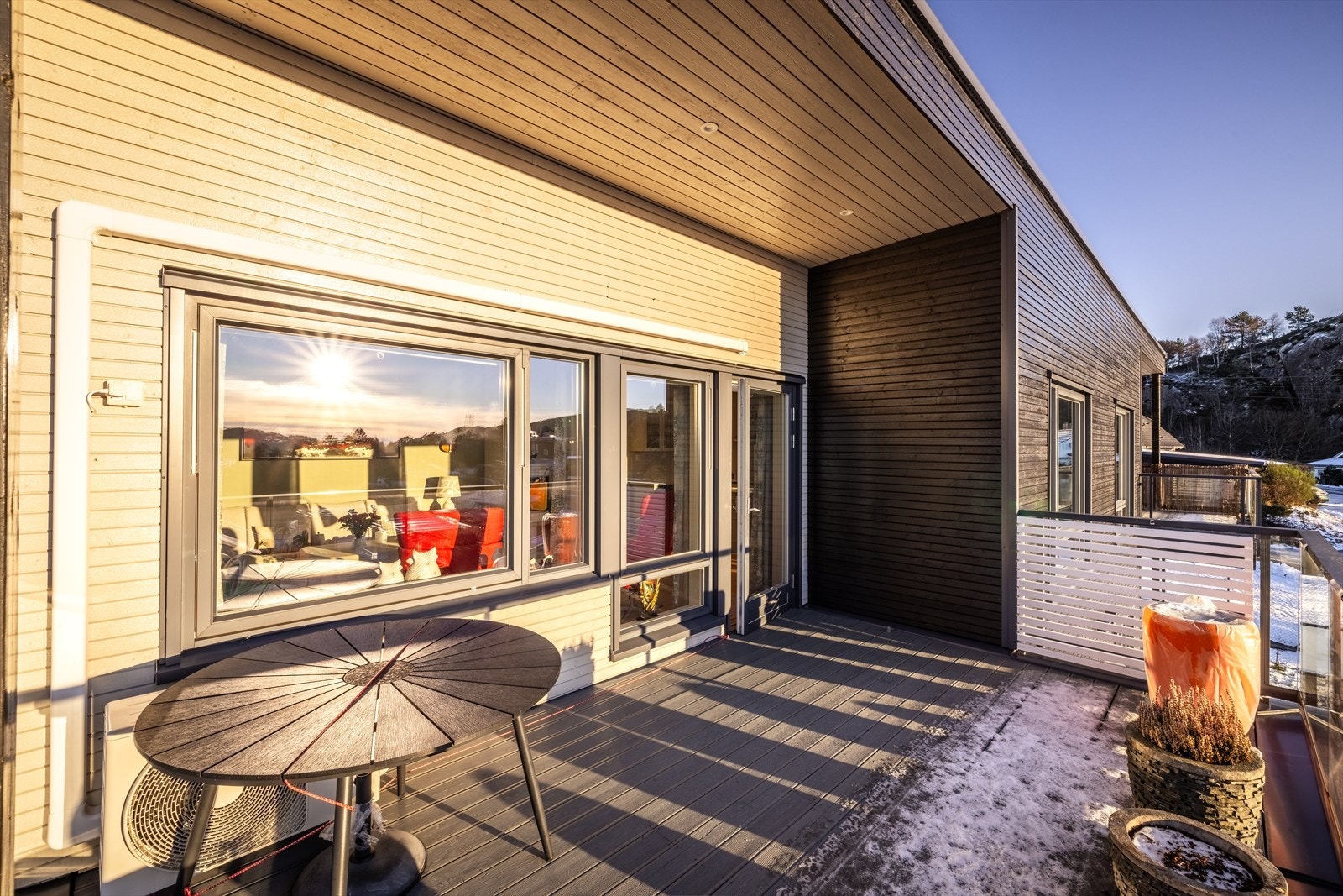 Fra stue og kjøkken er det direkte utgang til en romslig altan på ca. 15 m². Galleribilde