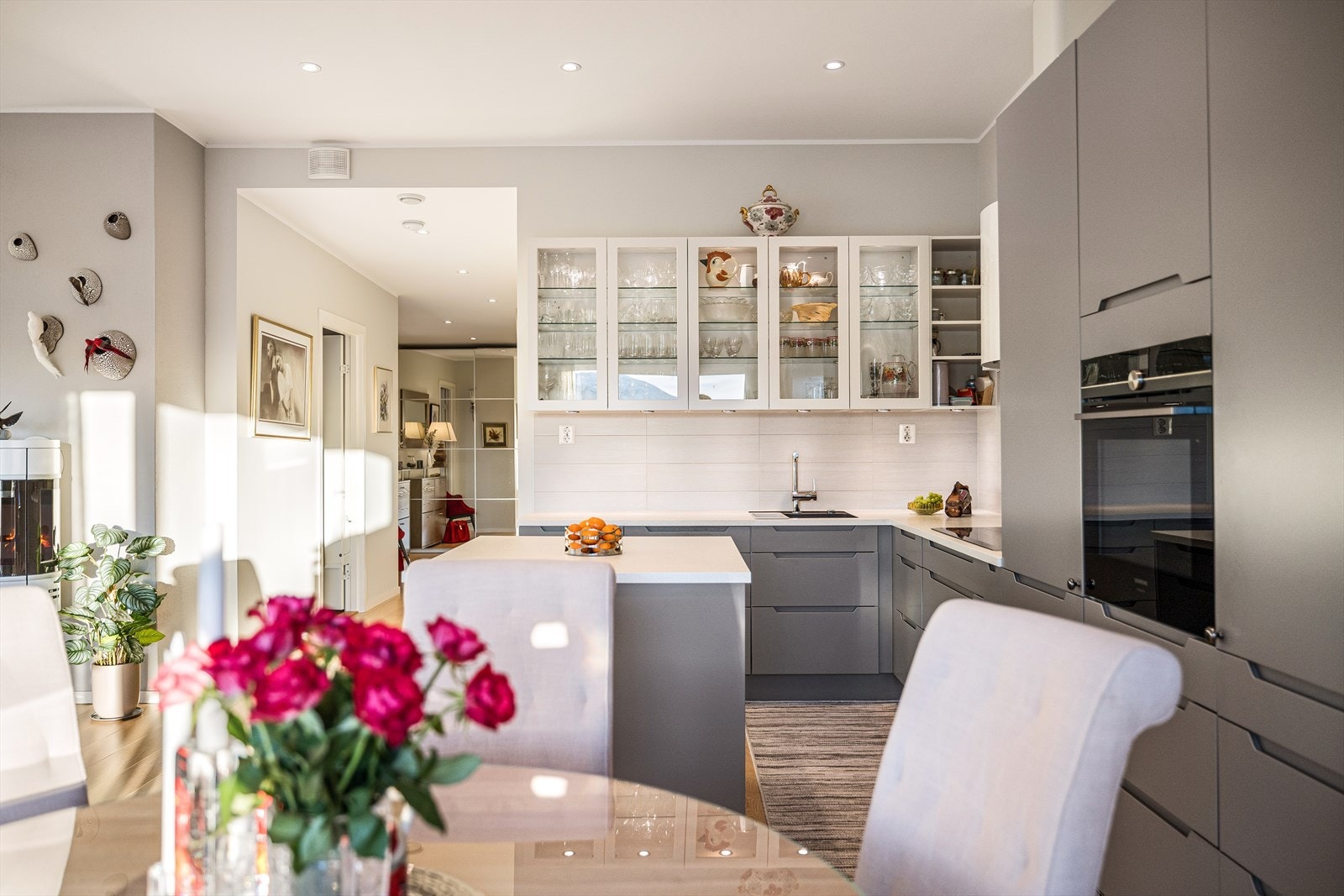 Fra kjøkkenet er det direkte forbindelse til spiseplassen. Galleribilde