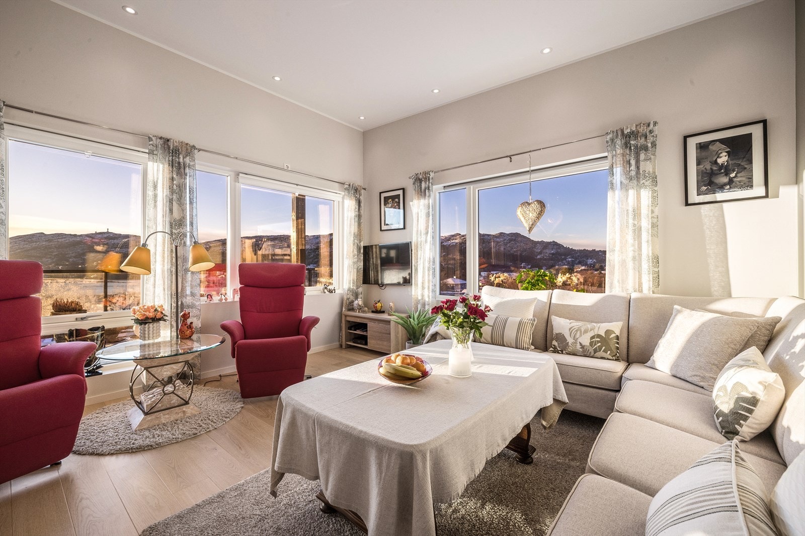 Aktiv Eiendomsmegling v/ Roger Glesnes har gleden av å presentere Lonavegen 28! Foto: Wilhelmsen. Galleribilde