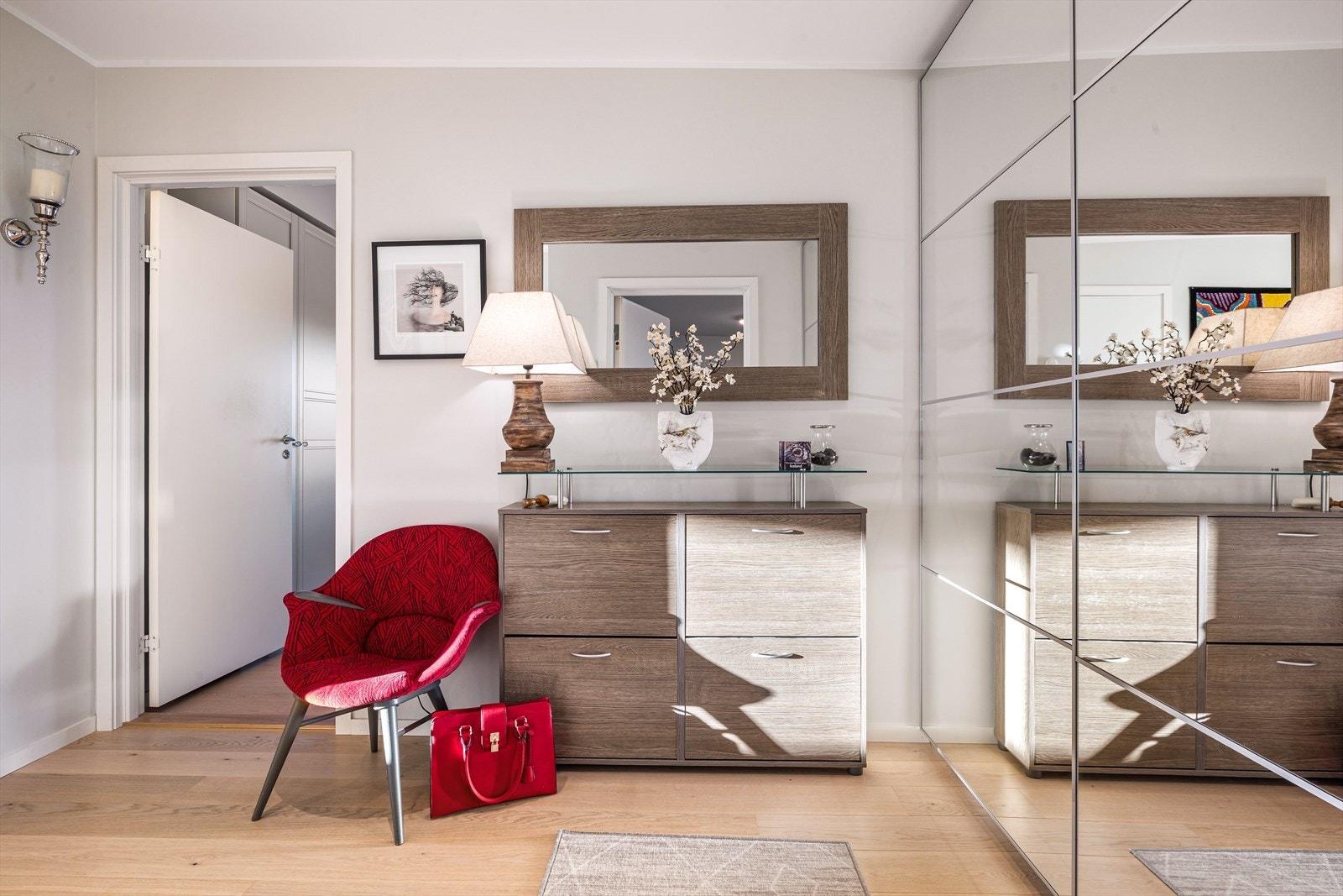 Innredet med flott 1-stavs parkett og tidsriktige farger. Galleribilde