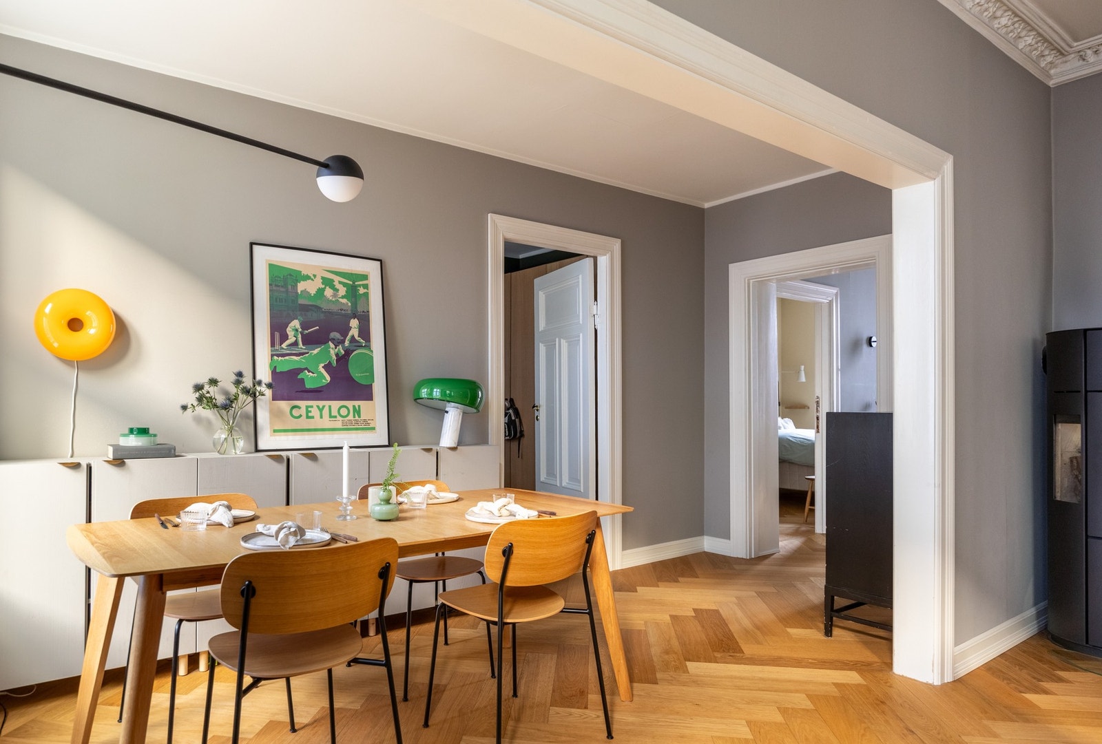 Spisestuen og kjøkkenet ligger i en sosial åpen løsning. Galleribilde