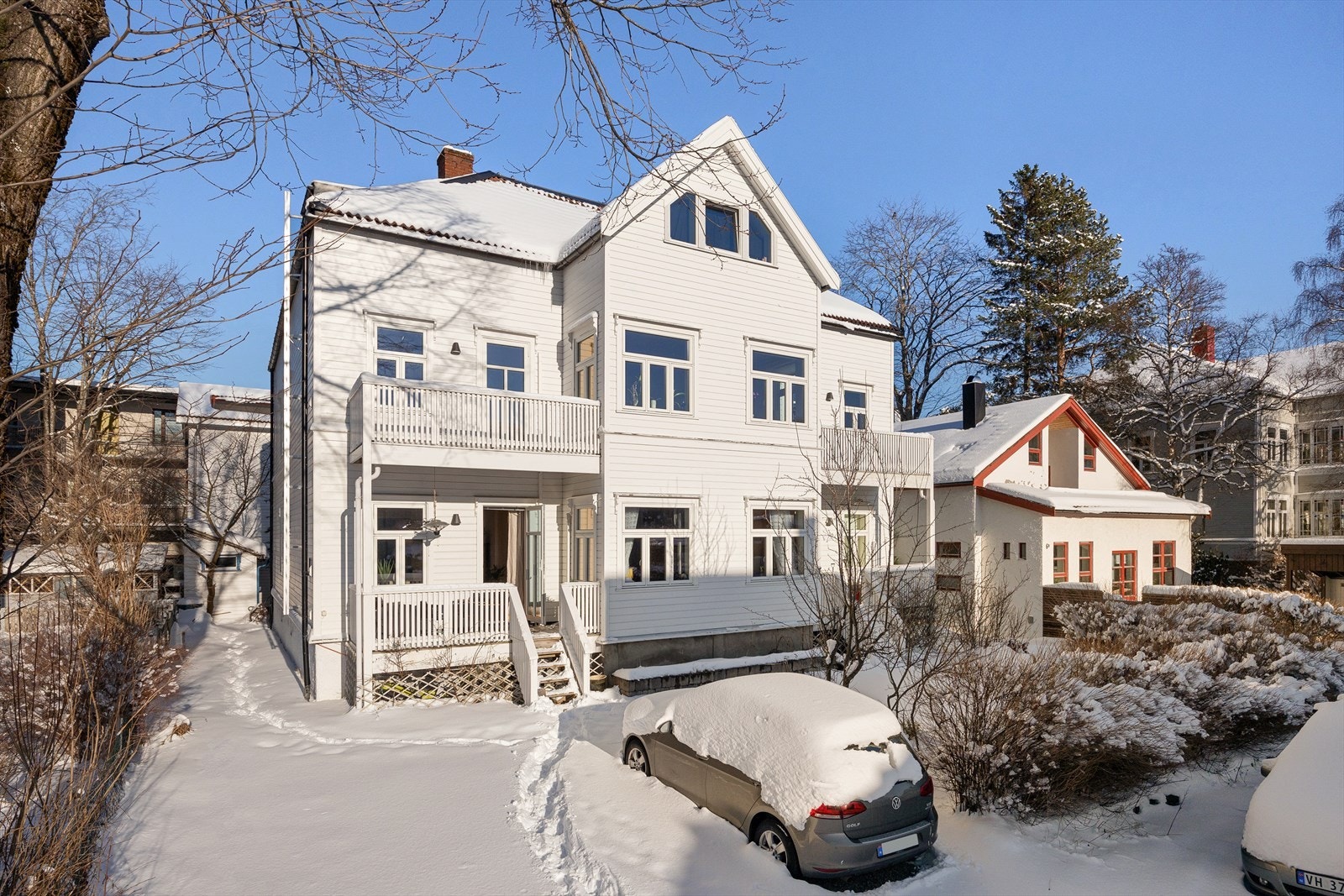 Sameiet har oppgradert kodelås til felles inngang i 2025, utbedret taket siden 2023, byttet ut alle vinduer i 2021 og oppgradert takrenner i 2015. Galleribilde