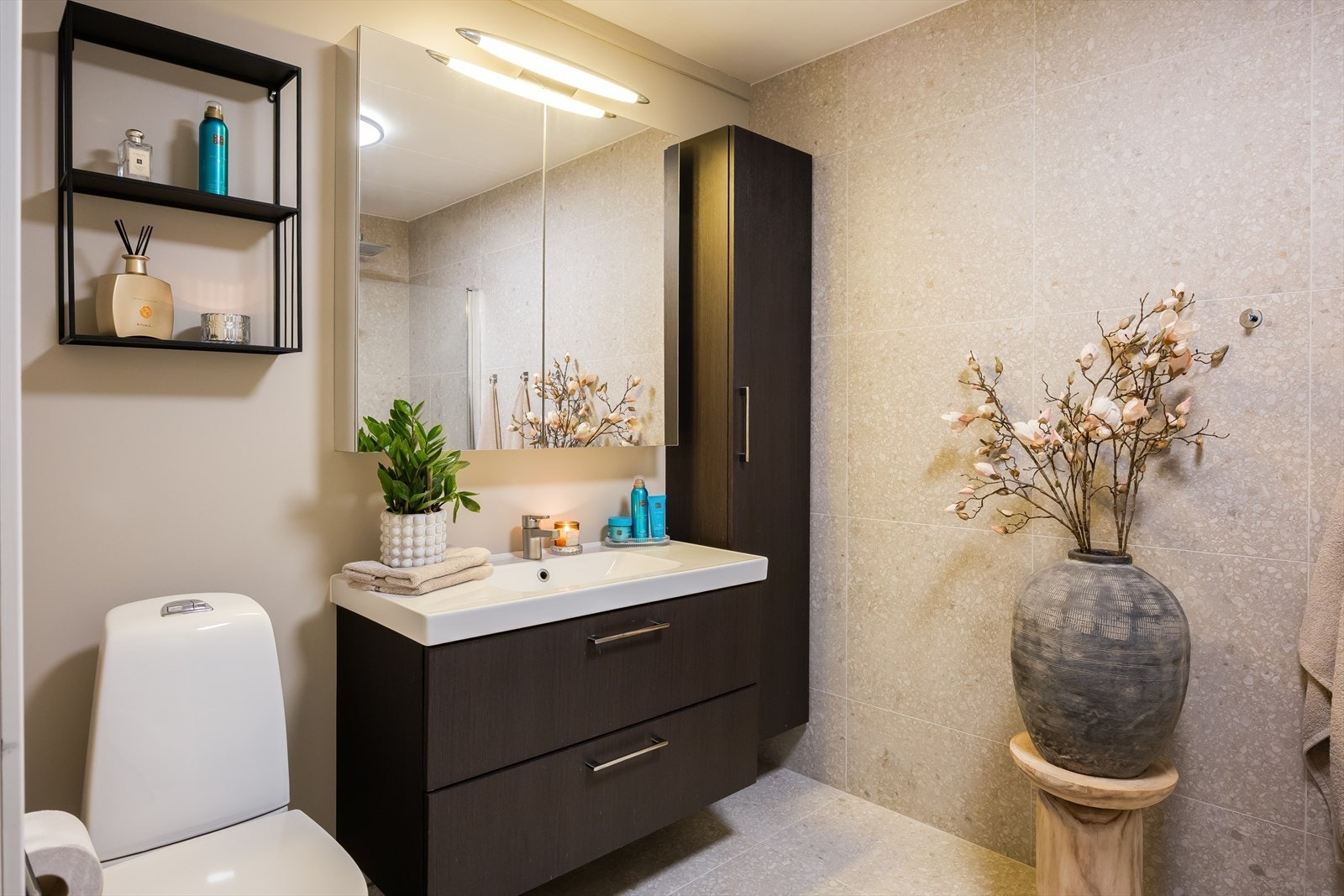 Flislagt bad med gulvvarme på 6,7 m². Badet ble renovert i 2023 med pigging av gulv, ny membran, nytt sluk, nye varmekabler, nye Terazzo fliser (Norfloor), ny dusjgarnityr, nye glassdører, nytt toalett og ny belysning tak. Arbeid utført av Murtec AS. Galleribilde