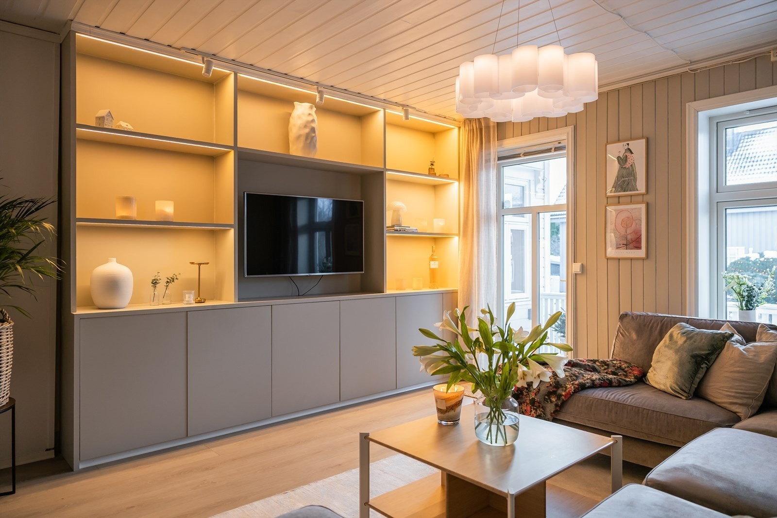 Leiligheten ble betydelig oppgradert i 2023 med renovert bad, nye gulv, oppgradert kjøkken, malte overflater og plassbygde hyller med ledbelysning for oppbevaring, utført av møbelsnekker. Galleribilde