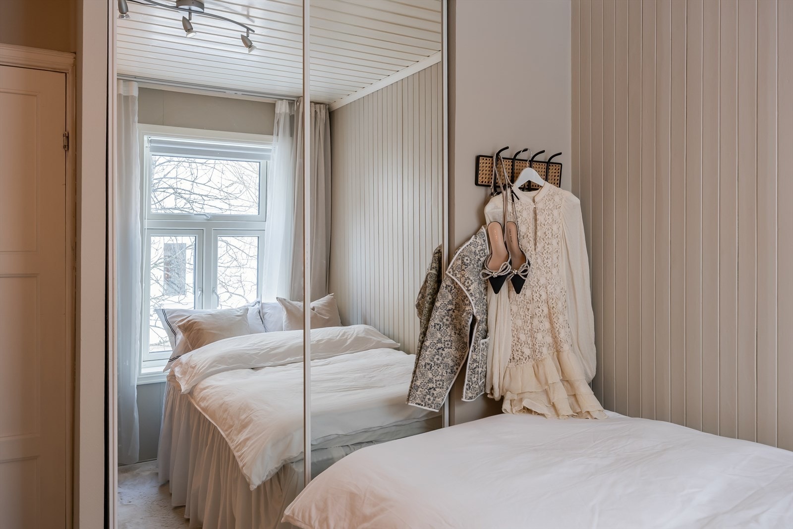 Her har du god plass til ønsket sengestørrelse og tilhørende møblement. Skyvedørsgarderobe for praktisk oppbevaring medfølger handelen. Galleribilde