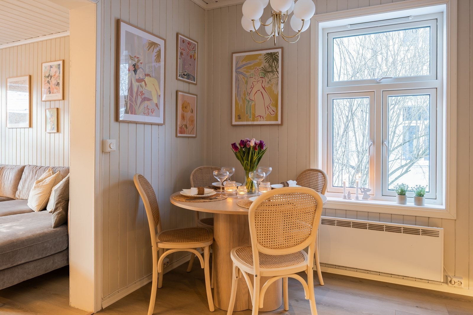 På kjøkkenet er det også egen plass til spisegruppe. Galleribilde