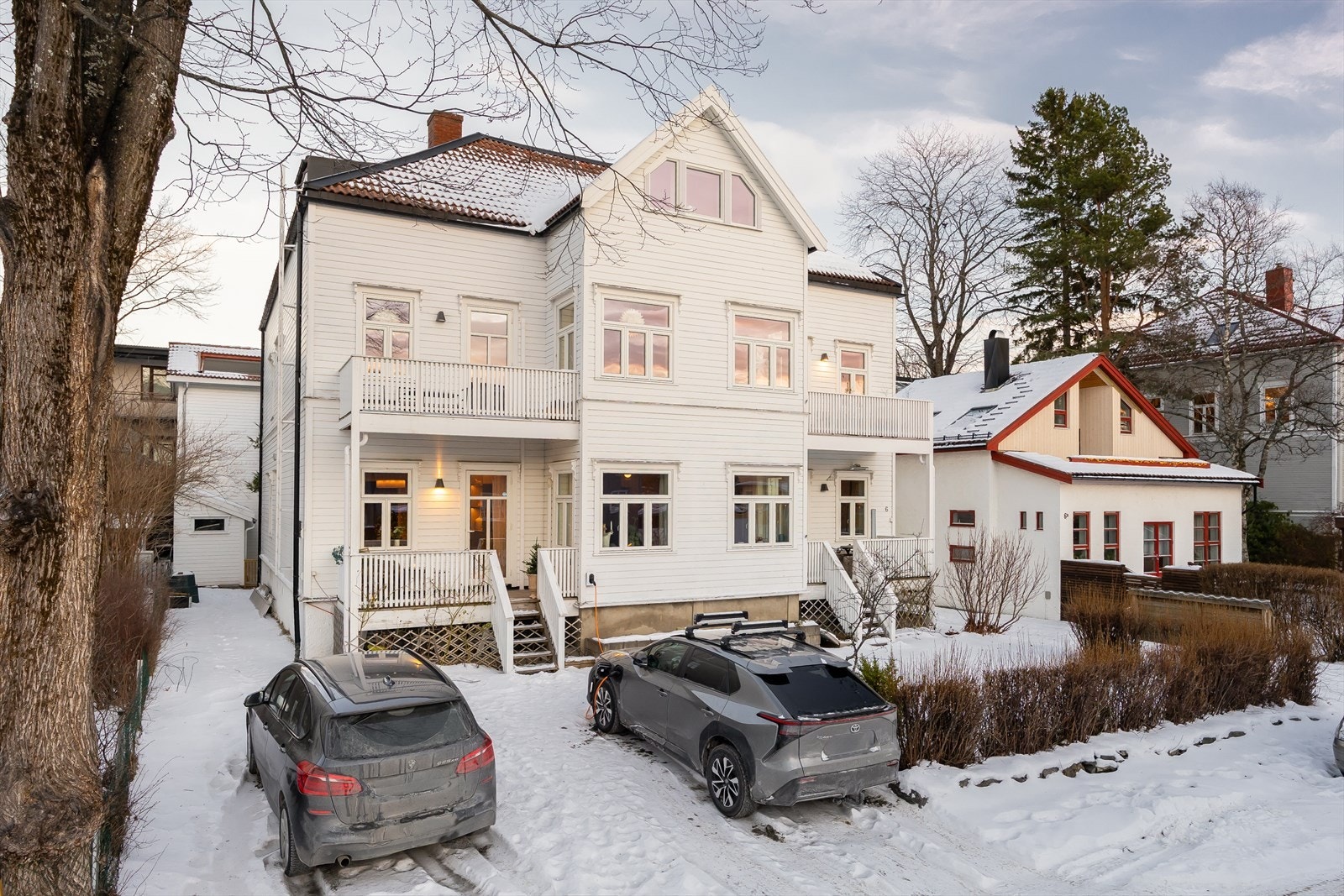 Det medfølger egen parkeringsplass med mulighet for etablering av elbillader om ønskelig. Plassen er den tredje fra innkjørselen i Klostergata og er markert. Galleribilde