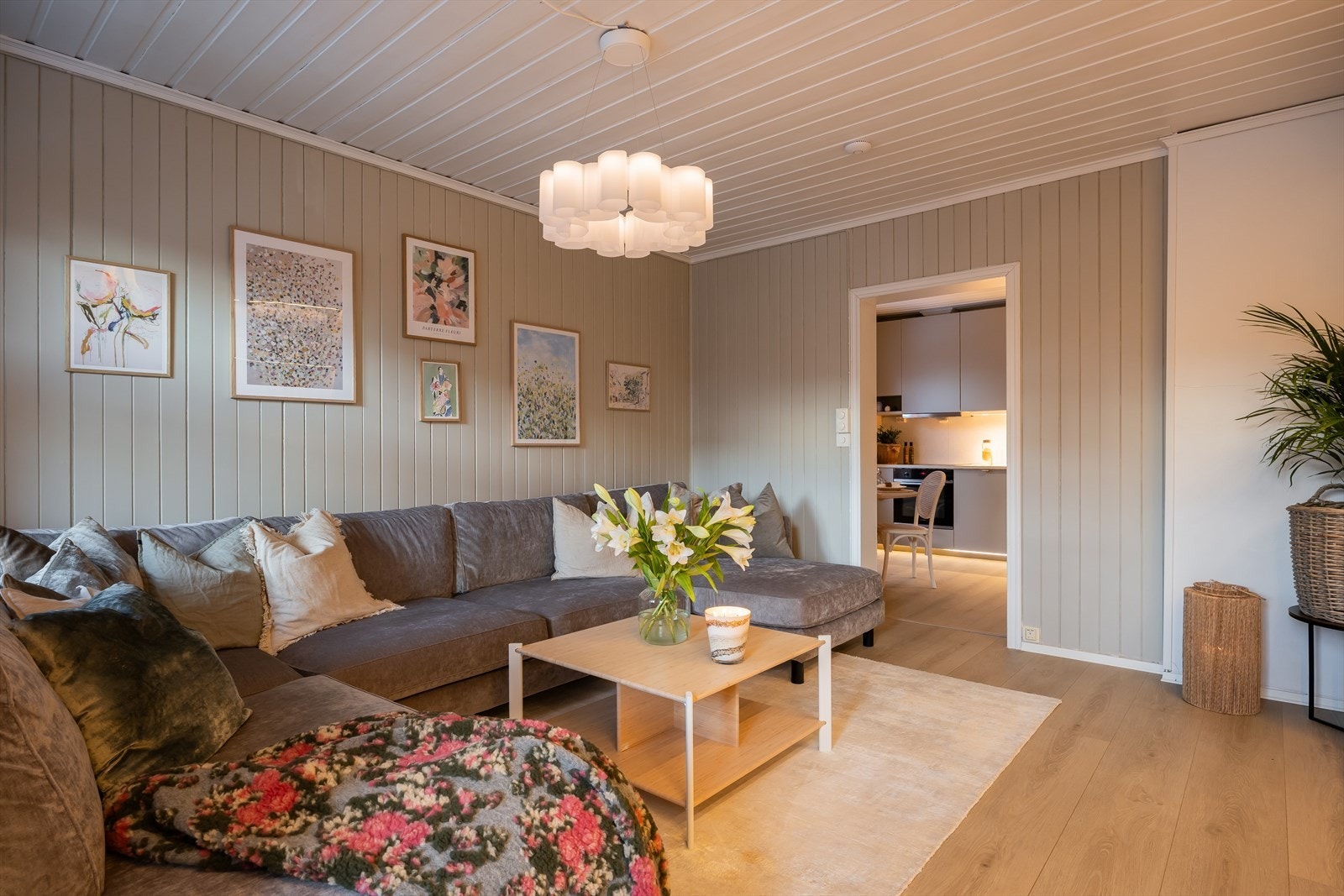 De månedlige felleskostnadene inkluderer blant annet forsikring, renter og avdrag felles lån, strøm fellesareal, vedlikehold og diverse vedlikehold/drift iht. regnskap. Galleribilde