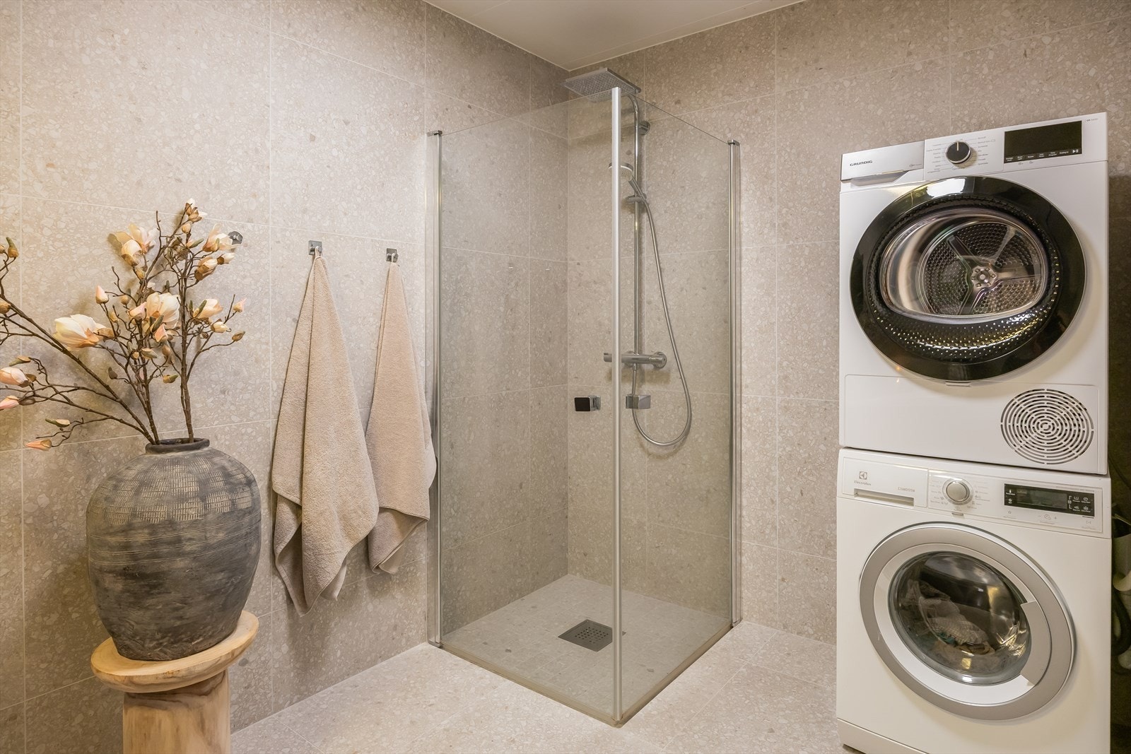 Det er opplegg for vaskemaskin. Vaskemaskin og tørketrommel medfølger handelen. Galleribilde