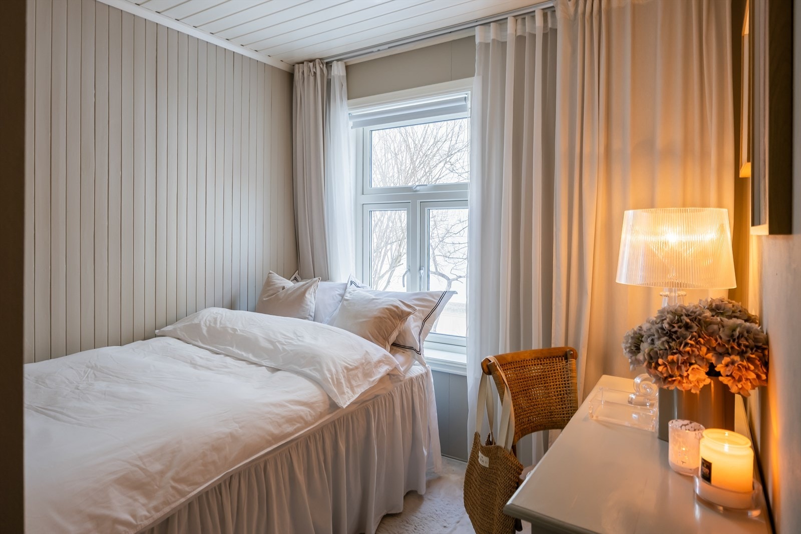 Leiligheten har to soverom av god størrelse, hvorav det ene er på 7,5 m² og det andre er på 7 m². Dette er det største soverommet. Galleribilde