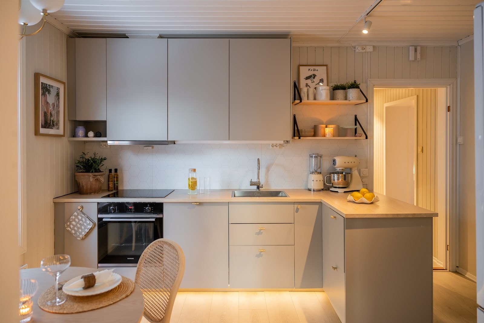 Det oppgraderte kjøkkenet er på 12,5 m² og fikk nye overskap, nye kjøkkenfronter og ledbelysning i sokkel i 2023. Galleribilde