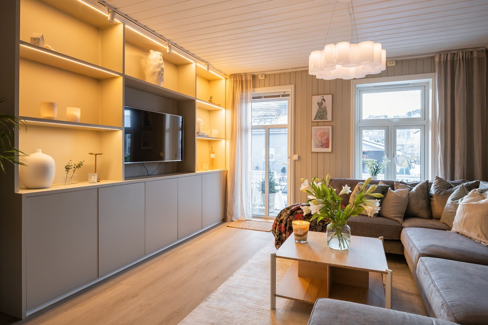 Her får du en ettertraktet beliggenhet med nærhet til blant annet NTNU Gløshaugen, Helgasetr, Teknostallen, St. Olavs, NTNU Handelshøyskolen, Spektrum, Øya stadion og elvepromenaden. Det er også kort vei til Trondheim sentrum med "alt" av fasiliteter. Galleribilde