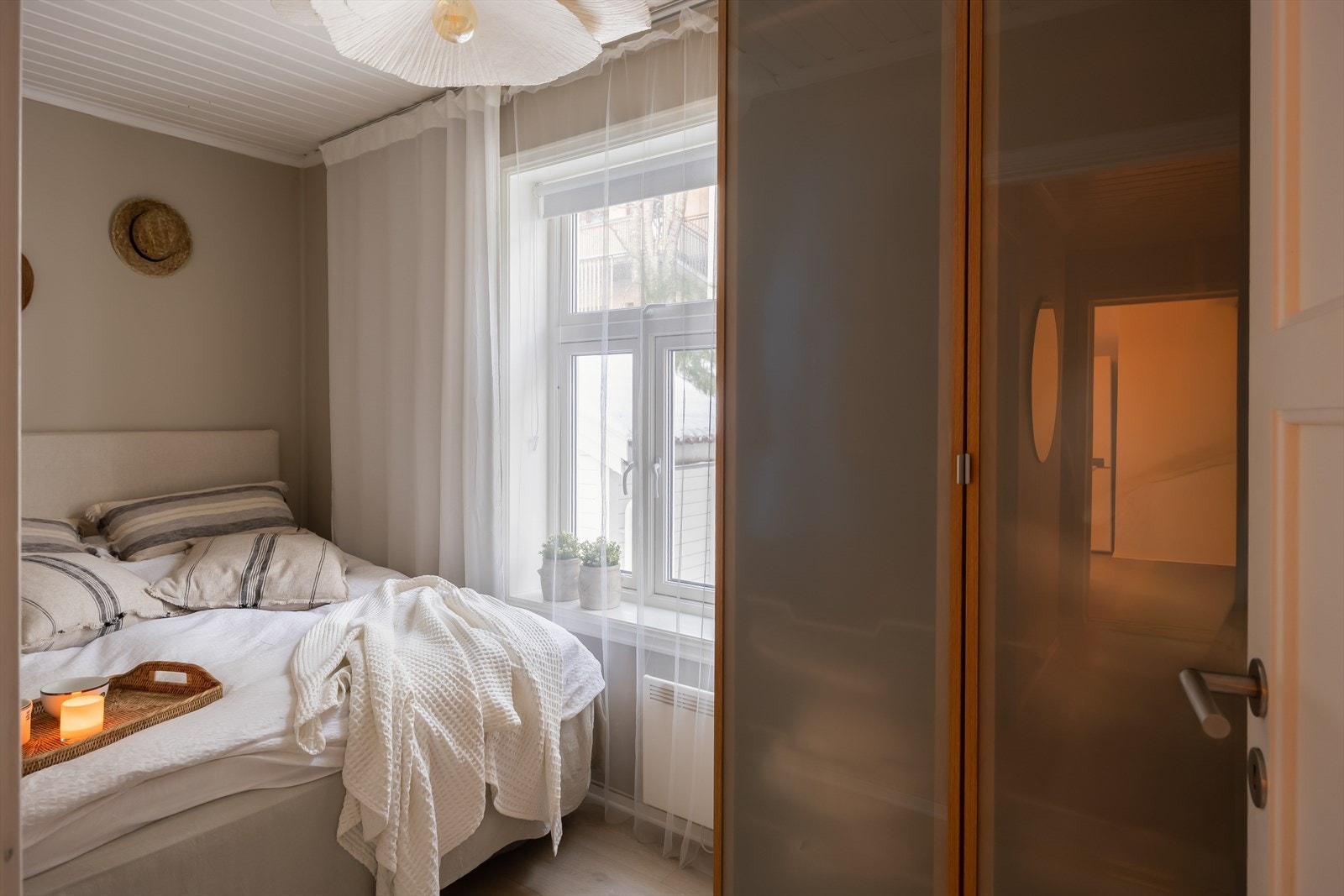 Begge soverommene ligger tilbaketrukket ut mot bakhage. Garderobeskap for praktisk oppbevaring medfølger handelen. Galleribilde