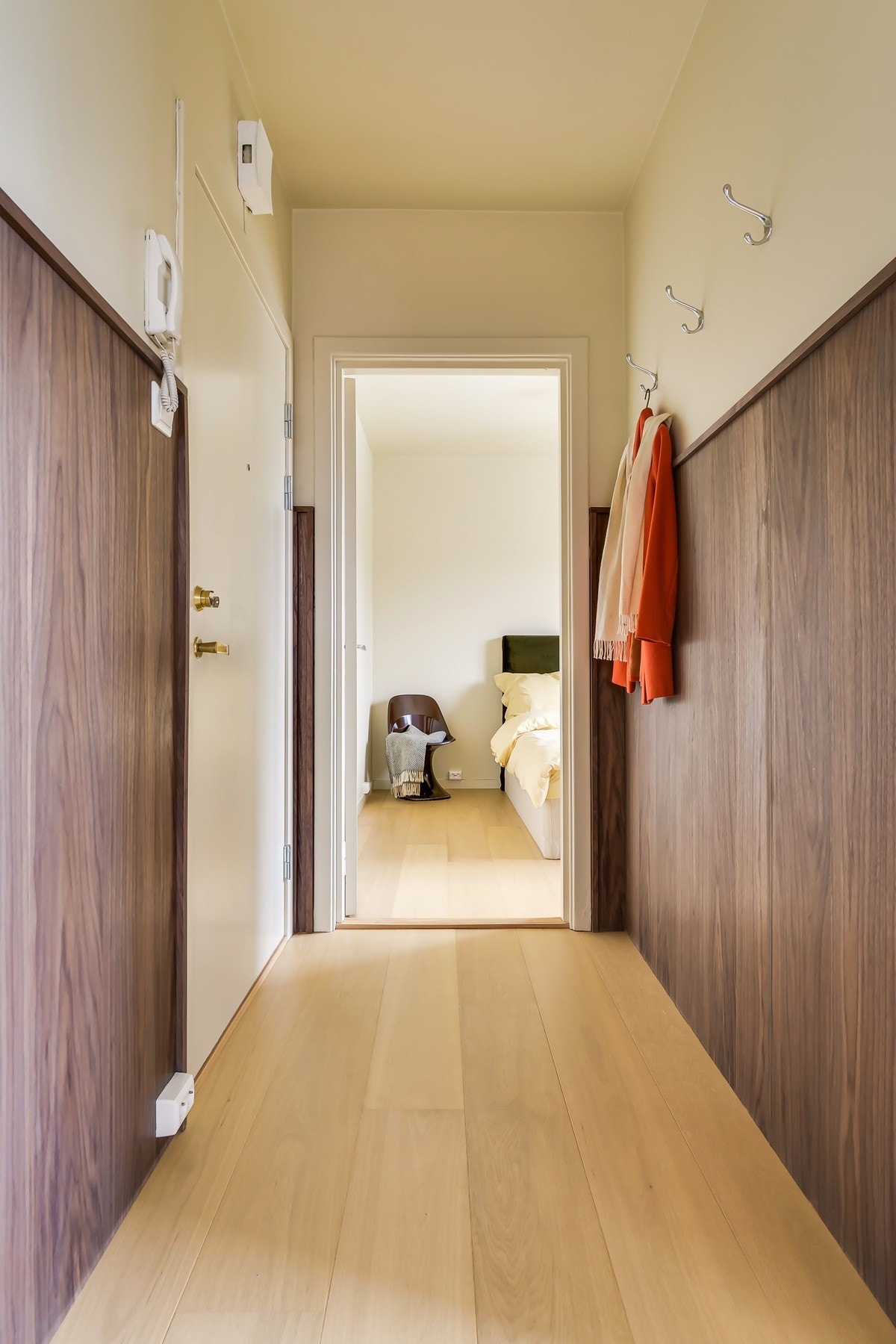 Legg gjerne merke til de fine mørke platene på veggene i gangen, en lekker gjennomgående detalj i hele boligen. Galleribilde