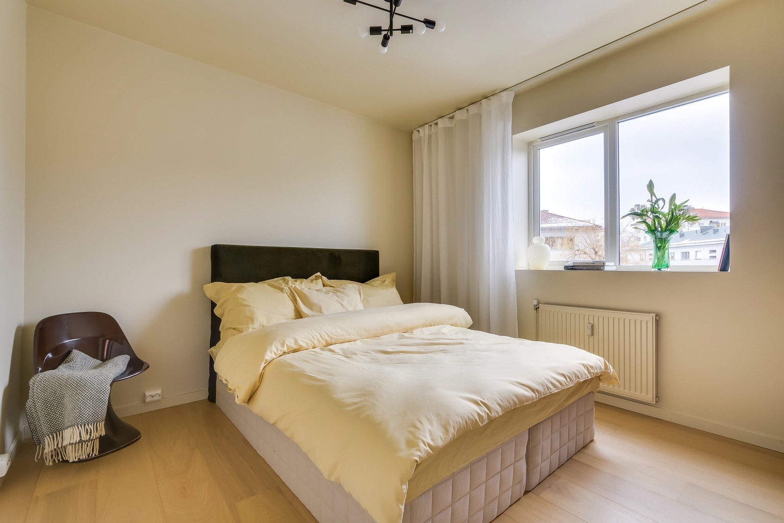 Leiligheten har et lyst og innbydende hovedsoverom. Rommet holder gjennomgående høy standard med enstavs eikeparkett og overflater malt i en dempet og beroligende fargetone som skaper en lun og avslappet atmosfære. Galleribilde