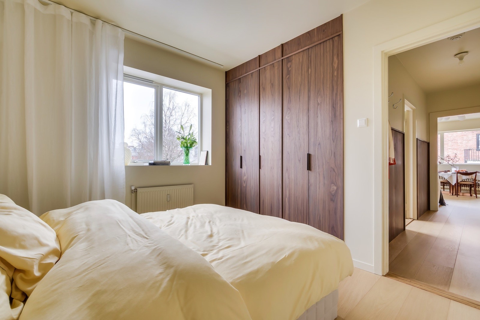 Leiligheten holdes god og lun på vinterstid med fjernvarme til radiatorer. Både oppvarming med fjernvarme og varmtvann er inkludert i felleskostnadene. Galleribilde