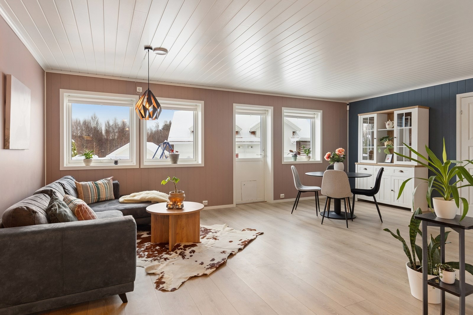 Store vinduer gir flott utsyn mot nærområdet og slipper inn lys som gir rommet en varm og trivelig følelse. Galleribilde