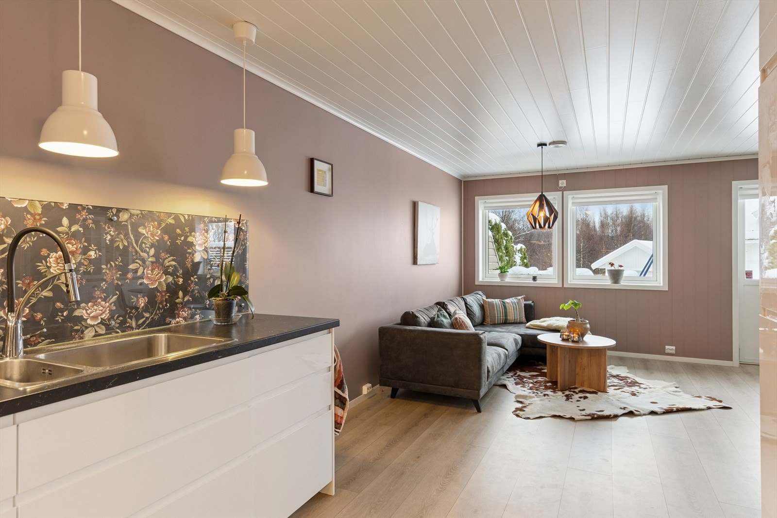 Stuen har en lun og behagelig atmosfære, med varme fargetoner og gjennomtenkt interiør. Galleribilde