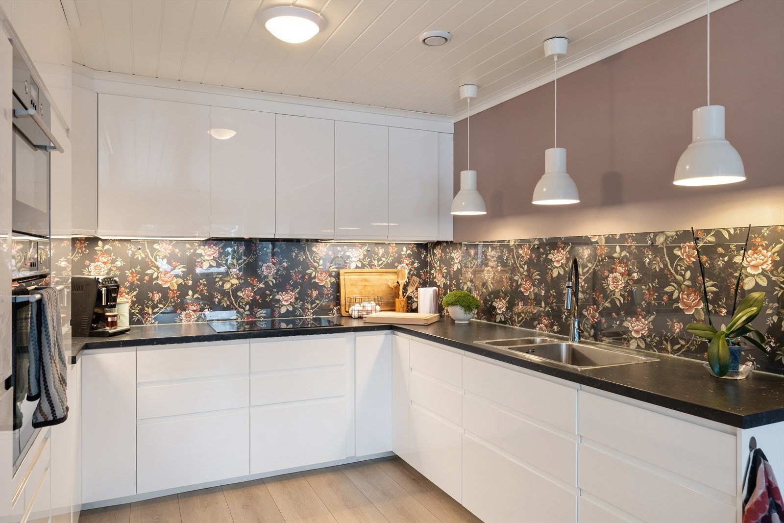 Med varme fargetoner og naturlige materialvalg fremstår kjøkkenet som både innbydende og funksjonelt. Galleribilde