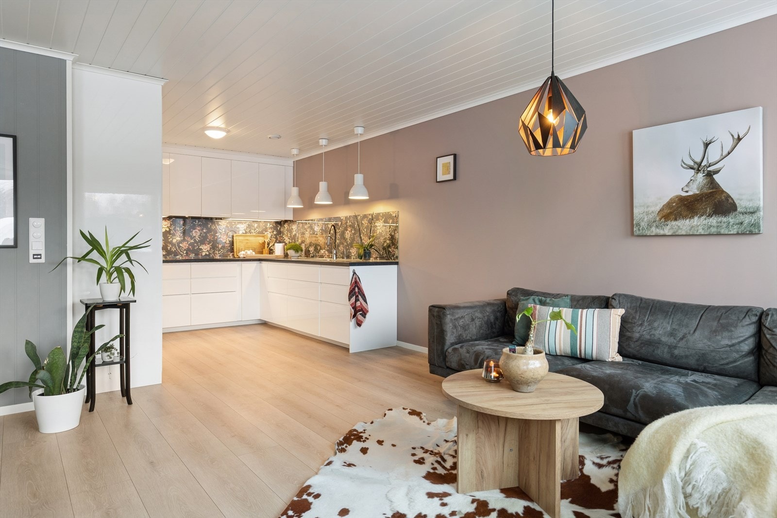 Åpen løsning mot kjøkken gir god romfølelse. Galleribilde