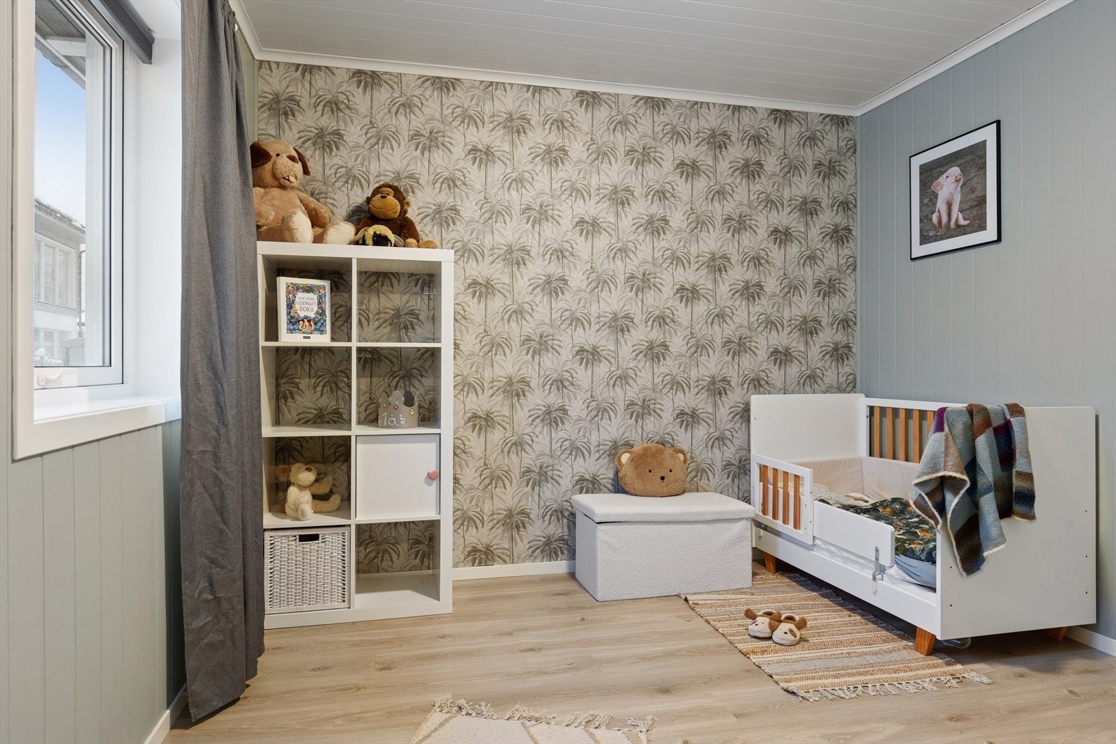 Soverom 2 byr på god plass, lyse flater og en harmonisk fargepalett. Galleribilde