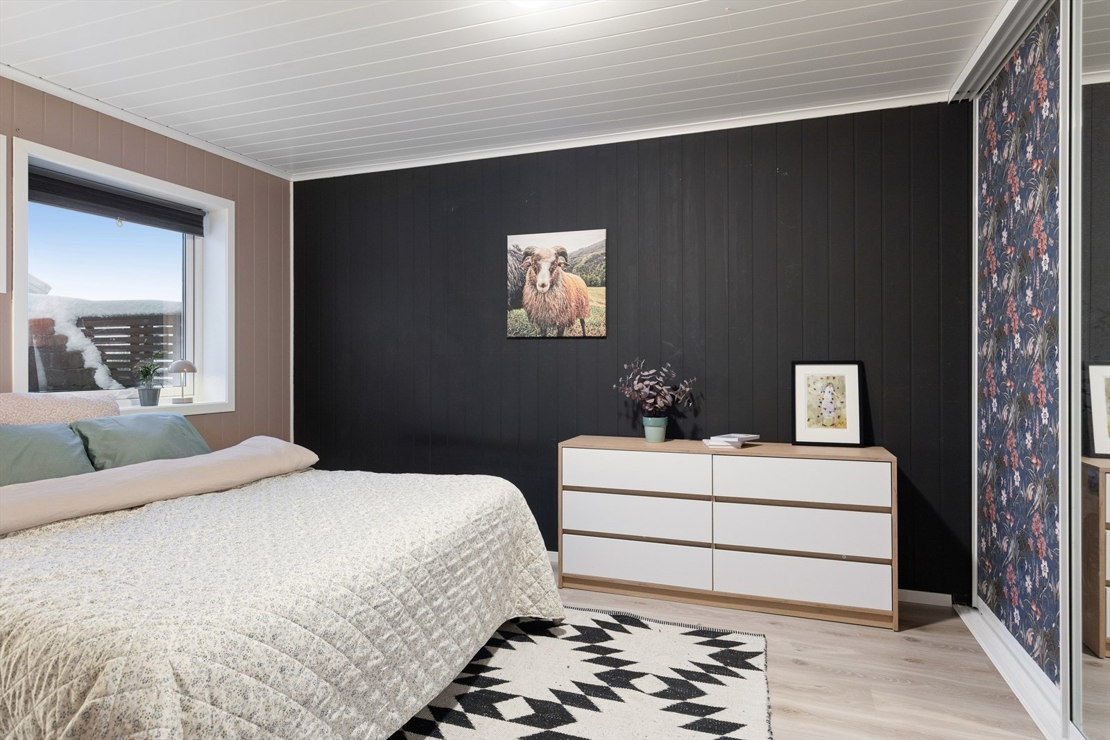 Soverommet har god plass til oppbevaring og møblering. Galleribilde