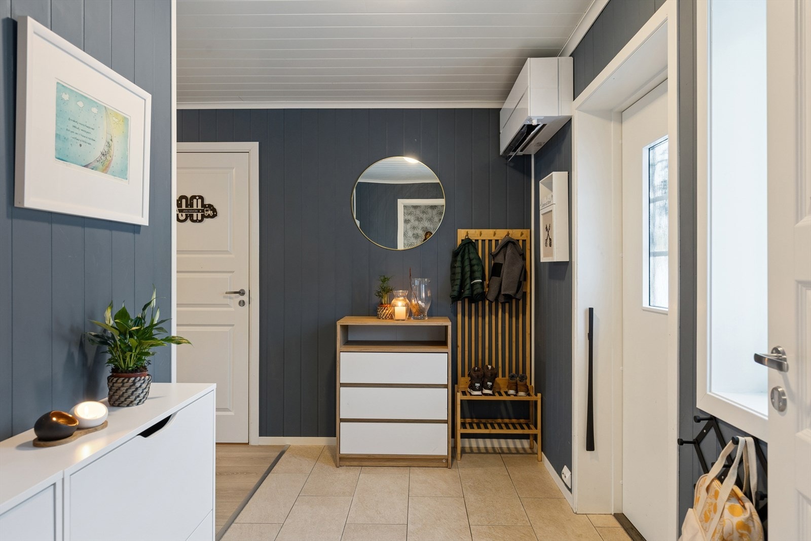 Den romslige gangen gir et ryddig og innbydende førsteinntrykk, med plass til både gjester og hverdagslogistikk. Galleribilde