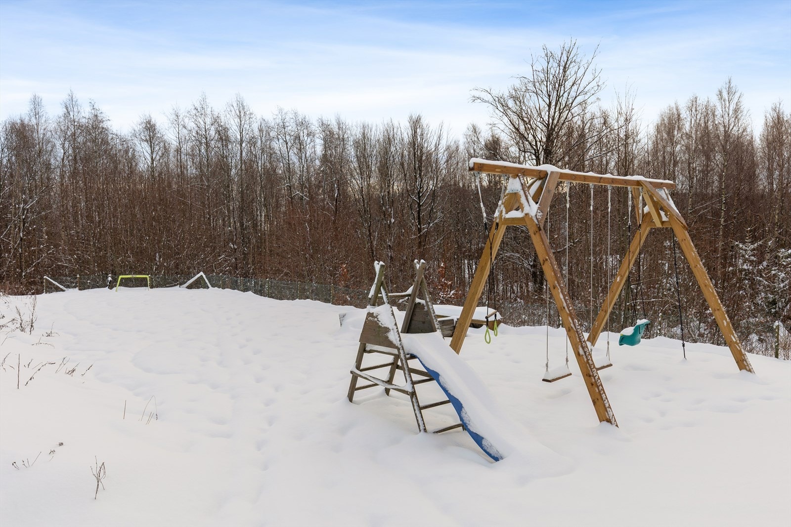 Lekeplass og grøntarealer rett utenfor døren gir barna frihet og trygghet. Galleribilde