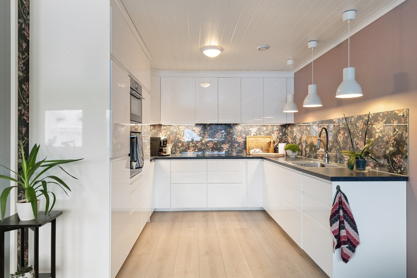 Med lyse flater og moderne innredning fremstår kjøkkenet som både elegant og funksjonelt. Galleribilde