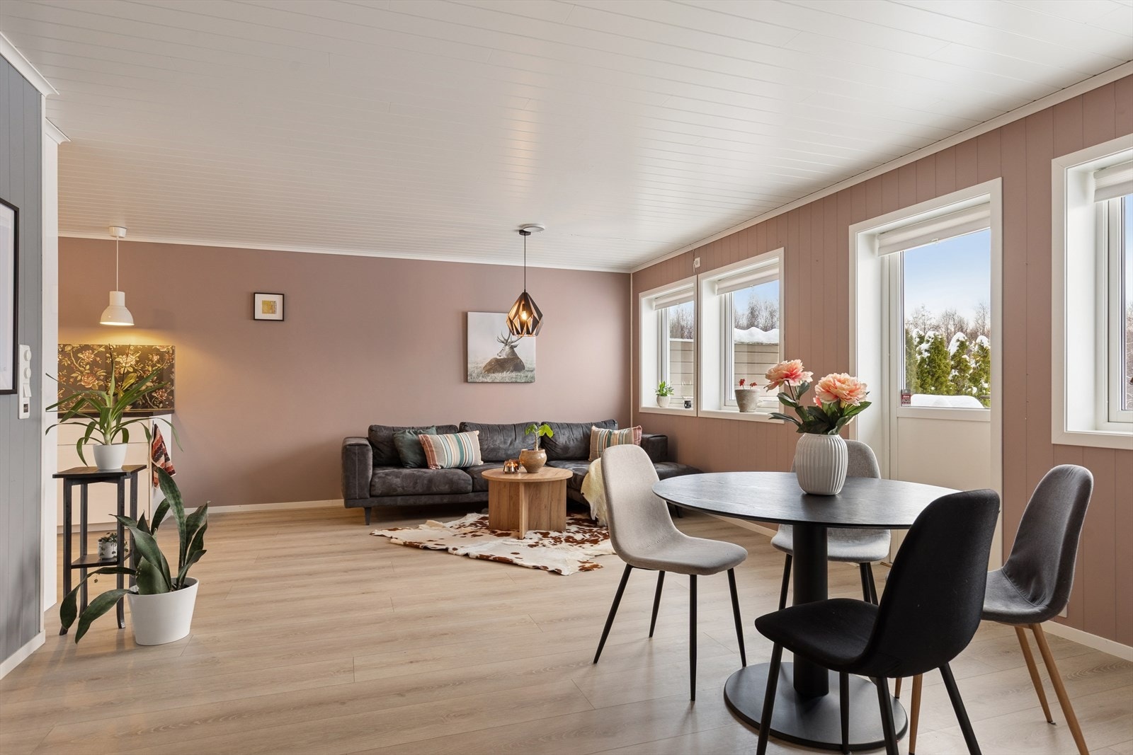 Her får du en stue med god plass til både sofakrok og spisebord, perfekt for både hverdagsliv og sosiale sammenkomster. Galleribilde