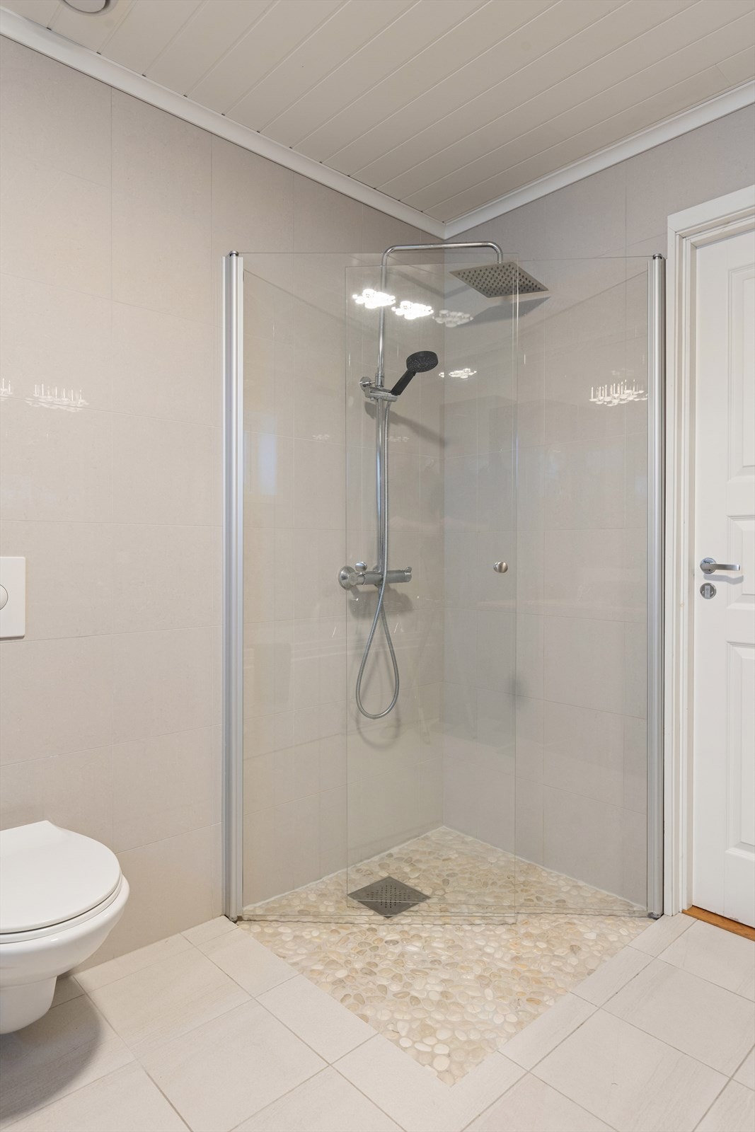 Badet har dusj med regnfunksjon og glassdører. Galleribilde