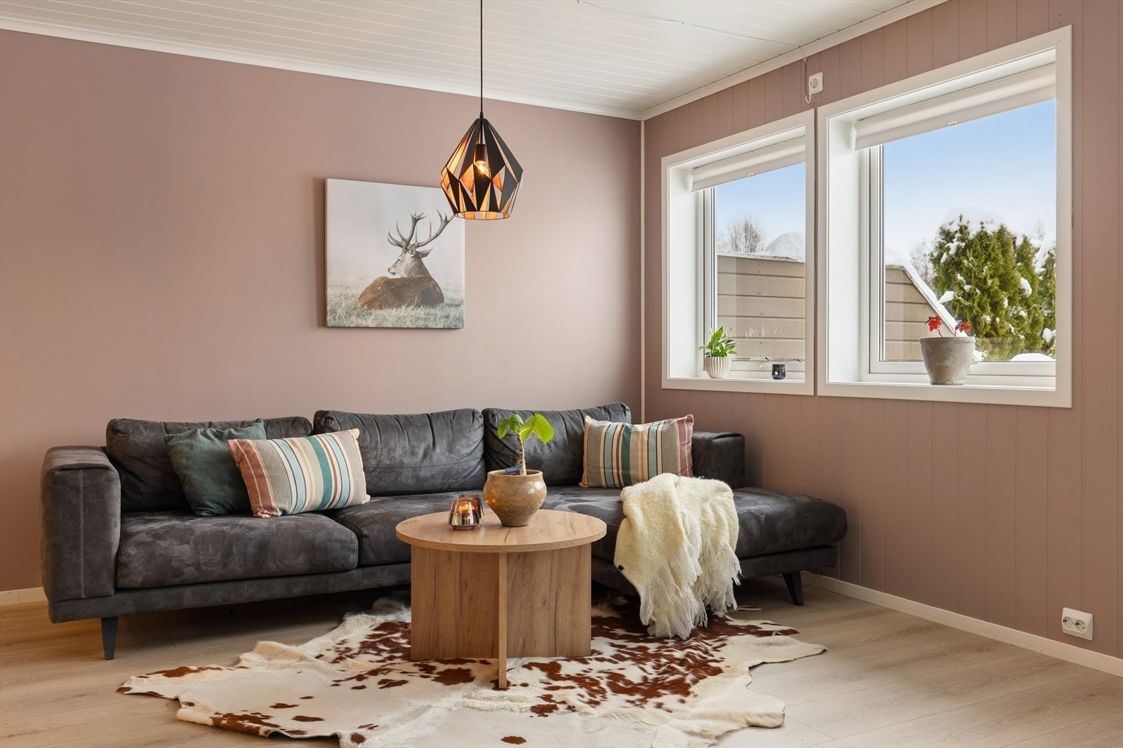 Stuen har en lun og harmonisk atmosfære, med gjennomgående stil og materialvalg som gir boligen et helhetlig uttrykk. Galleribilde