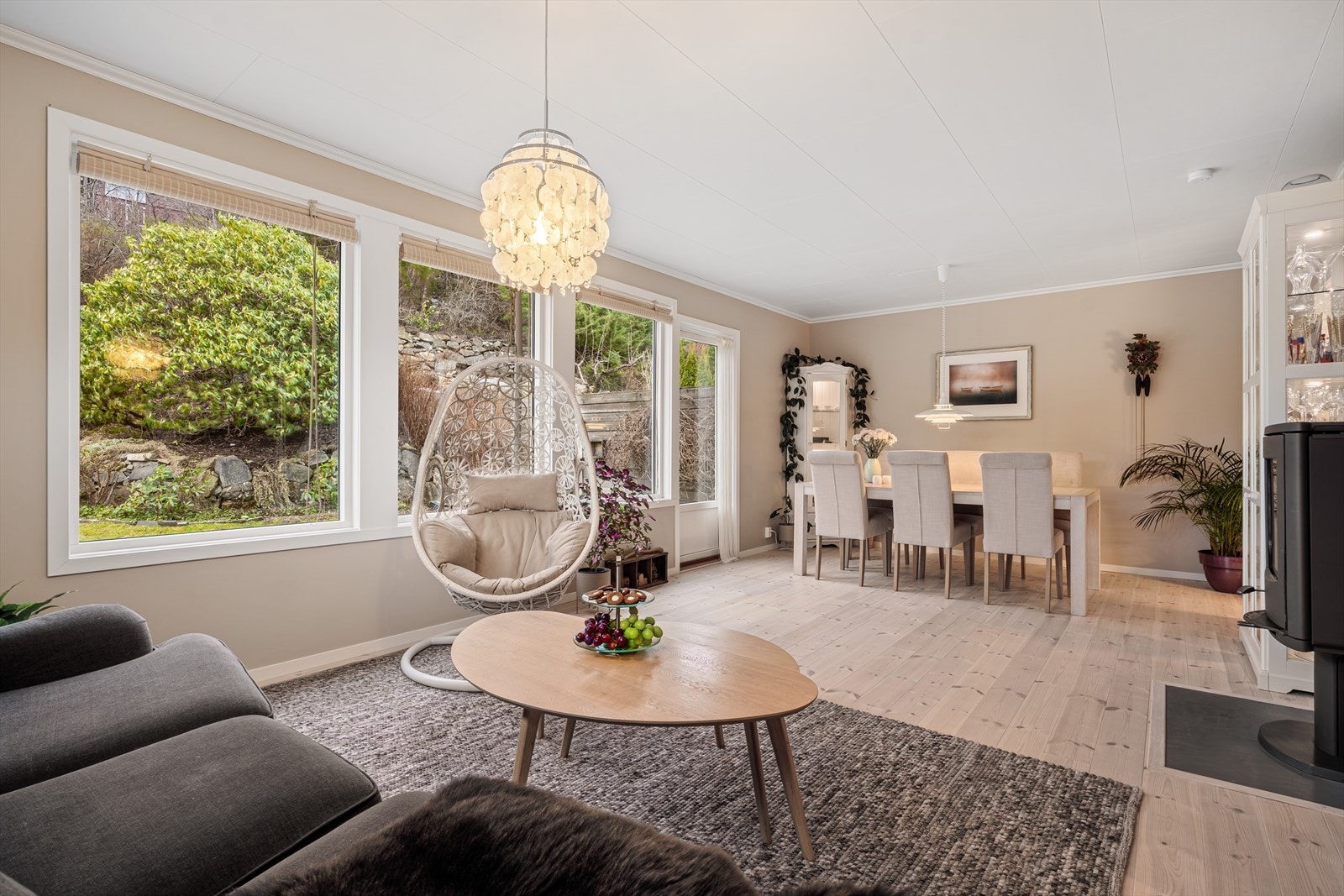 26 kvm. stue med utgang til ca. 35 kvm. terrasse og hage Galleribilde