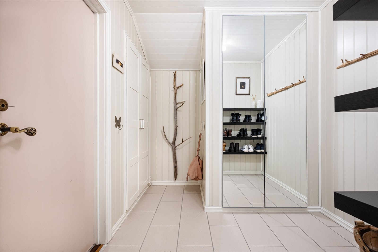 Entre med garderobeplass Galleribilde