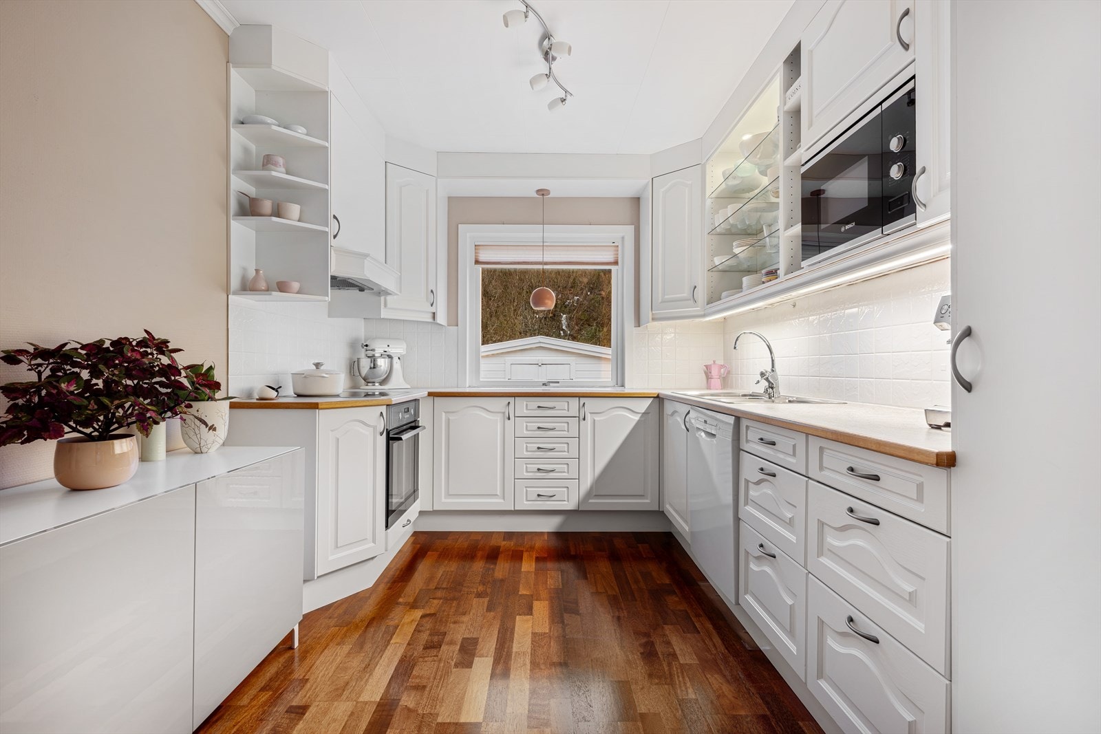 Hvit kjøkkeninnredning med profilerte fronter Galleribilde