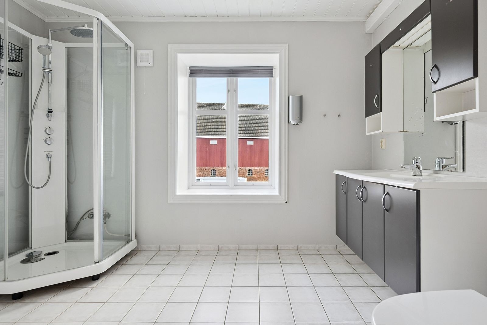 Bad 2 ligger like ved første badet. Her også er det godt av plass. Toalettrom finnes også her nede. Galleribilde