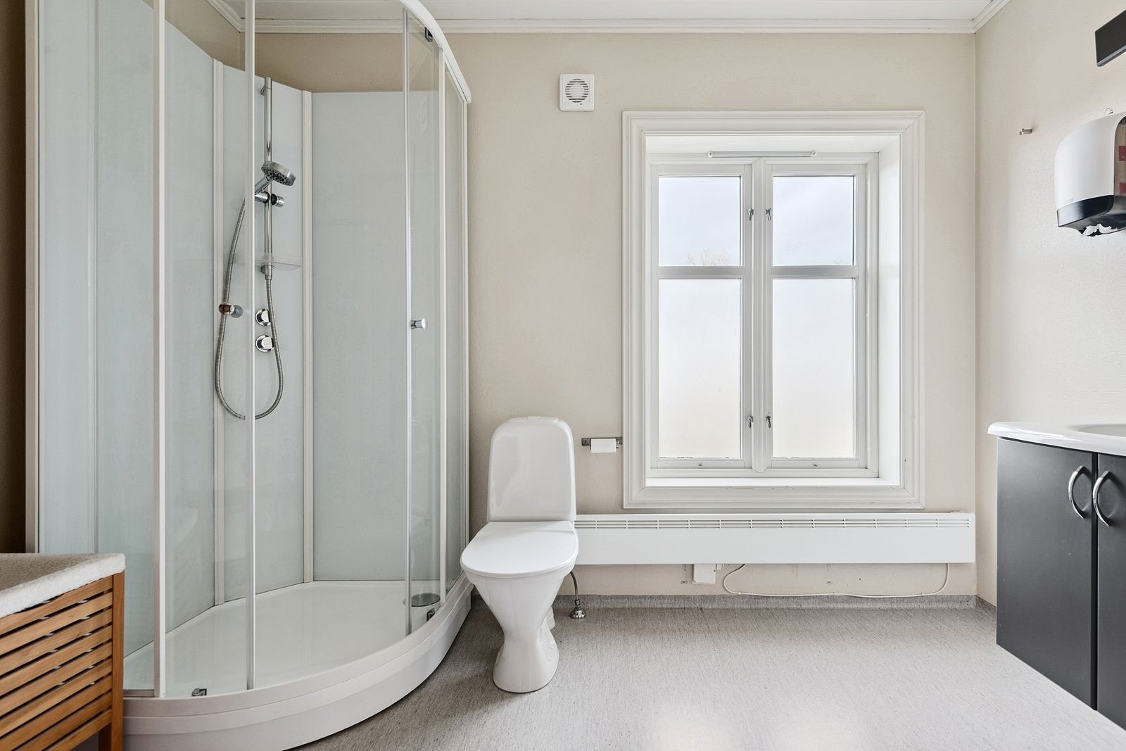 Bad 3 finnes i 2. etasjen og har det man behøver. Dette er noe eldre standard. Galleribilde