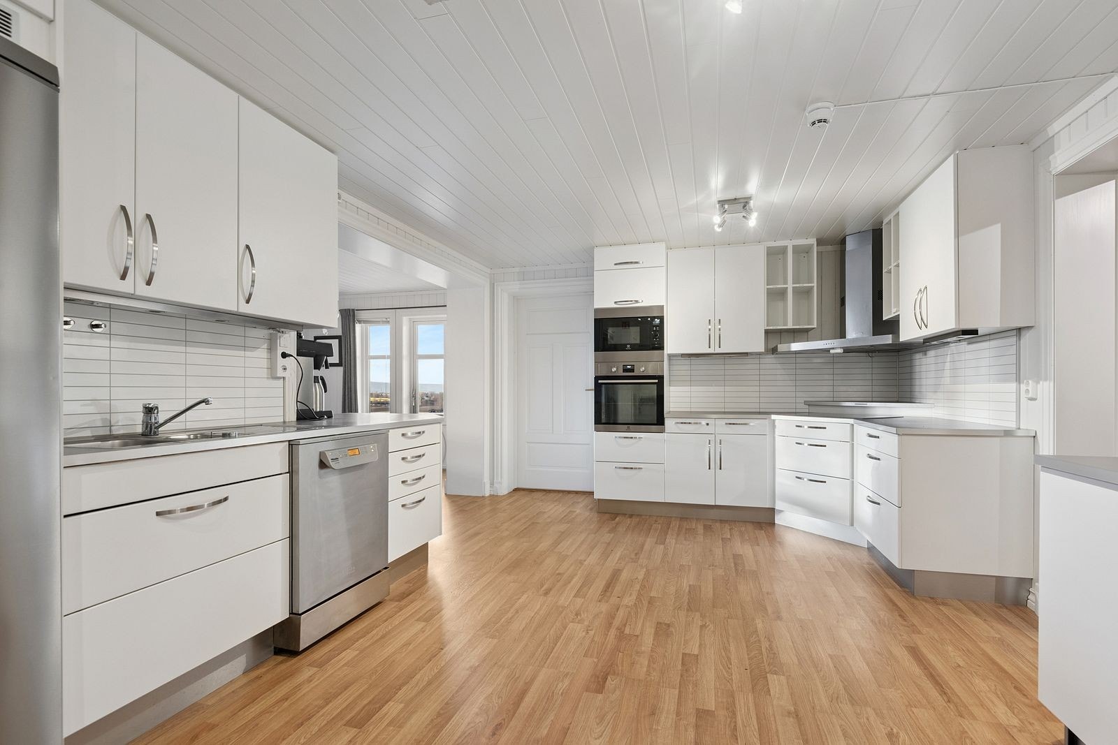 Kjøkkenet er fra nyere tid og har noen integrerte hvitevarer. Galleribilde