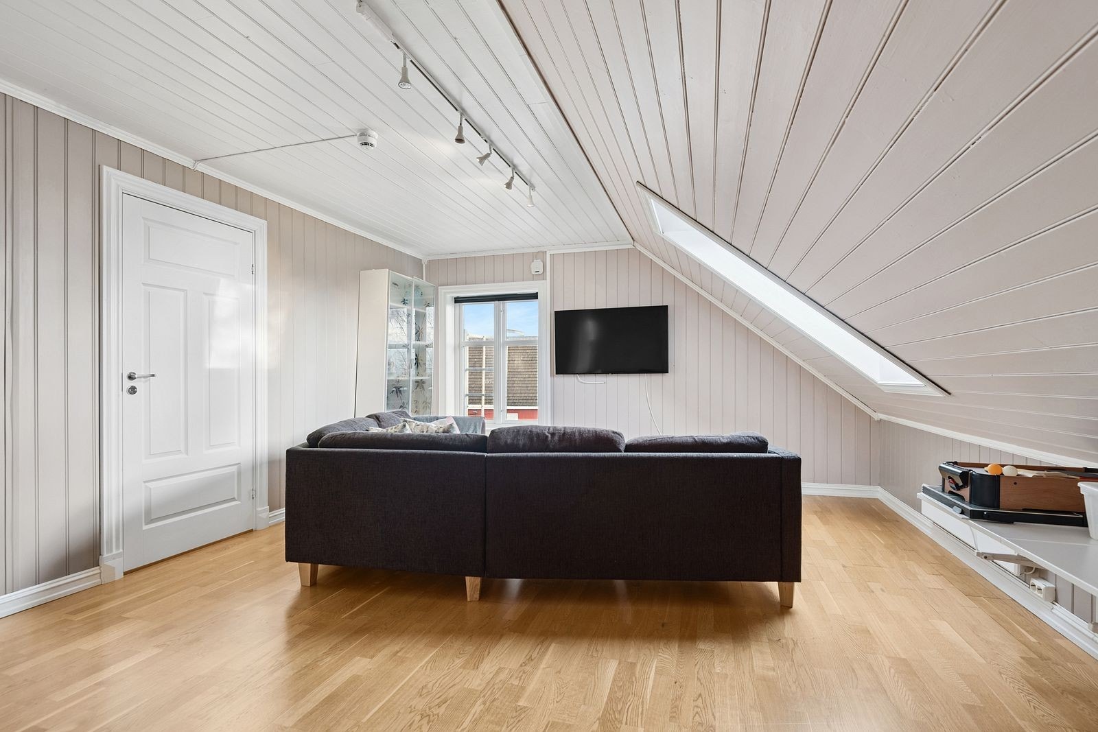 Loftstuen er i boligens 3. etasje og er meget romslig. Her oppe er det også flere soverom og boder. Galleribilde