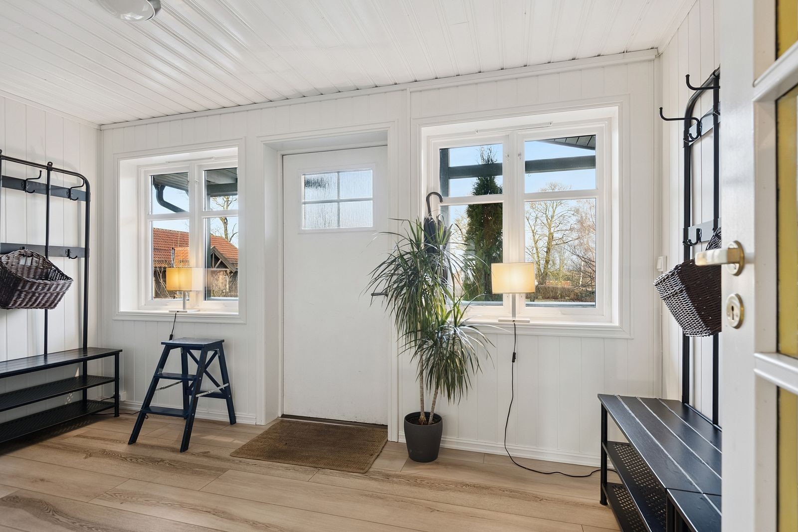 Lys og romslig entre med plass til uteklær og sko. Galleribilde