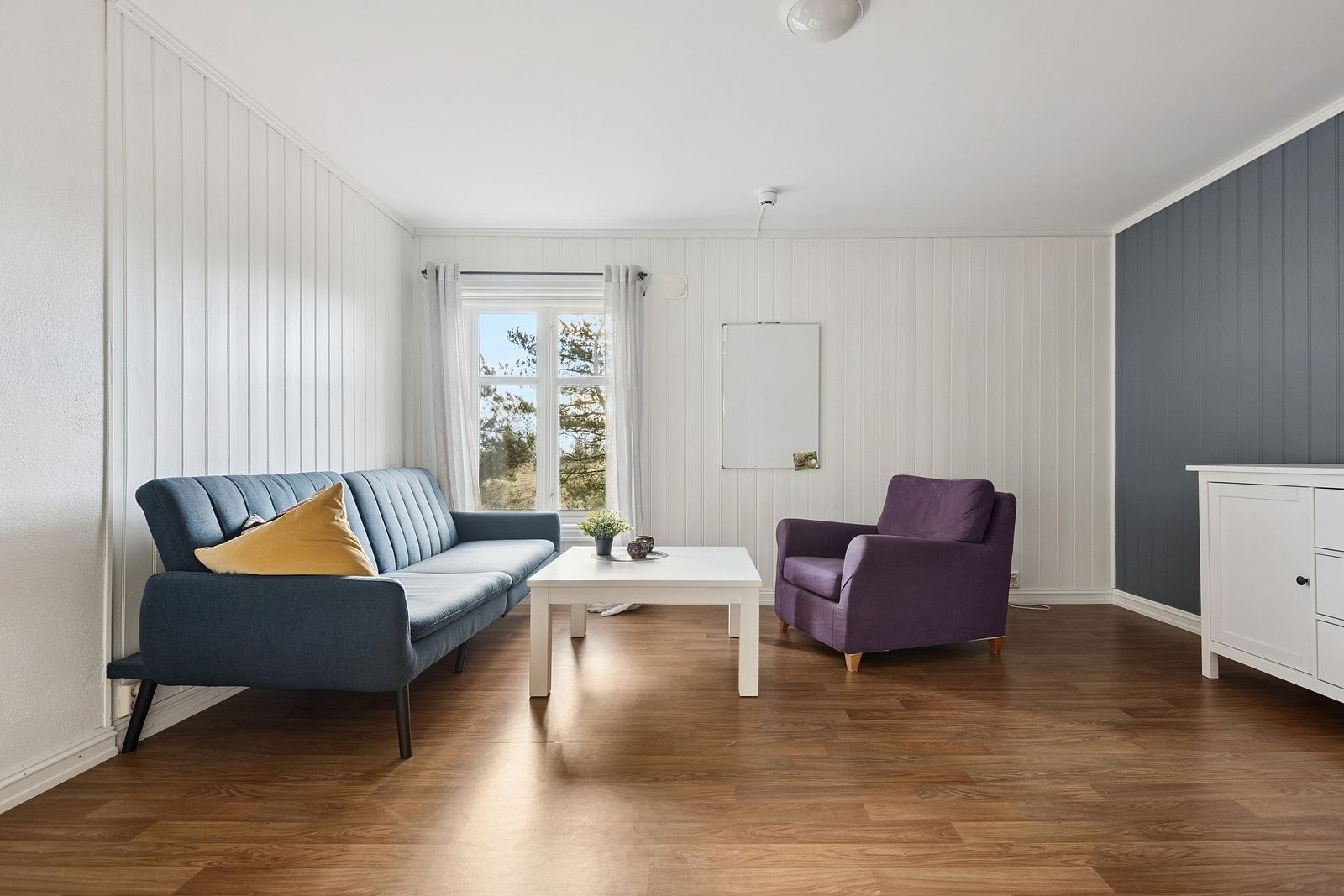 Ekstra stue eller soverom i 2. etasjen. Rommene er tilnærmet like i størrelse. Galleribilde